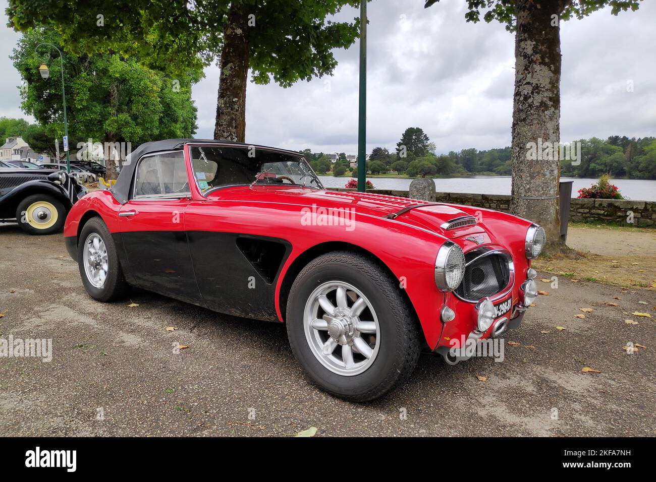 Huelgoat, Francia - Settembre 09 2021: L'Austin-Healey 3000 è un'auto sportiva costruita tra il 1959 e il 1967 da Jensen Motors per il marchio Austin-Healey. Foto Stock
