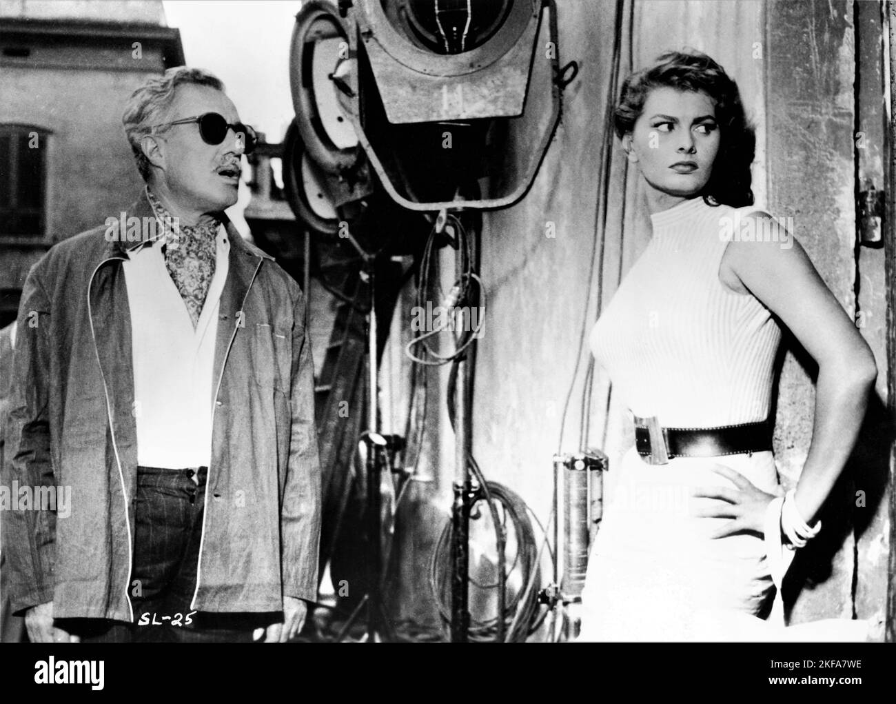 VITTORIO DE SICA e SOPHIA LOREN su set location candido durante le riprese di TOO BAD SHE'S BAD / PECCATO che sia una CANAGLIA 1954 regista ALESSANDRO BLASETTI storia Alberto Moravia musica Alessandro Cicognini costume design Maria De Matteis documentario Film Foto Stock