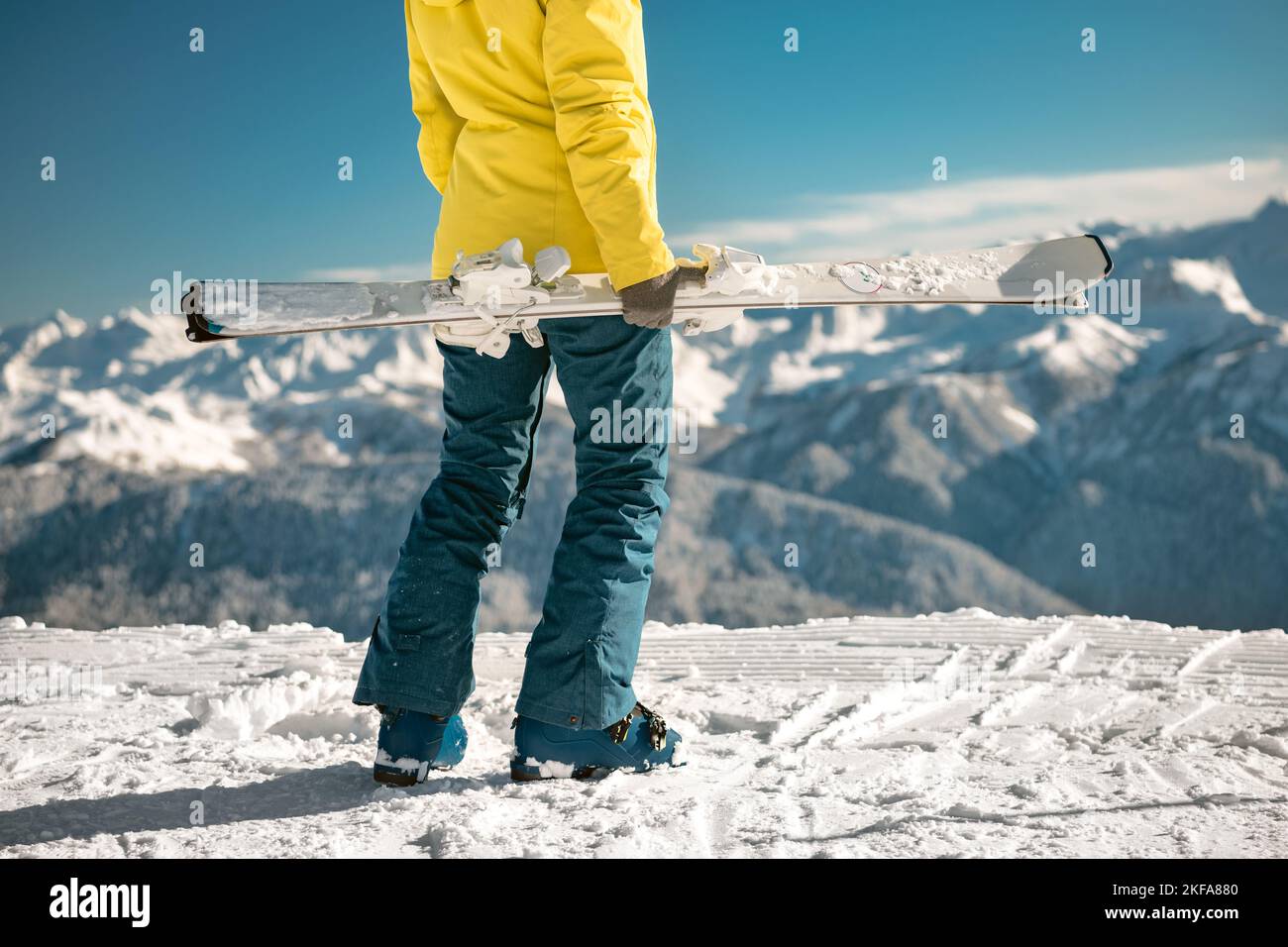 Primo piano della ragazza in piedi con lo sci in mano. Concetto di weekend di sci Foto Stock