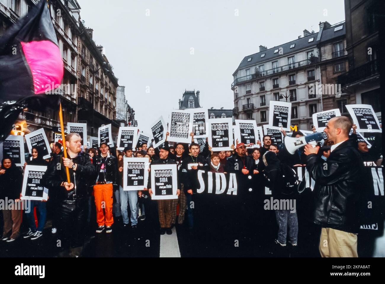 Parigi, Francia, Act Up Parigi ONG Marching World AIDS Day, 1 dicembre, slogan Foto Stock