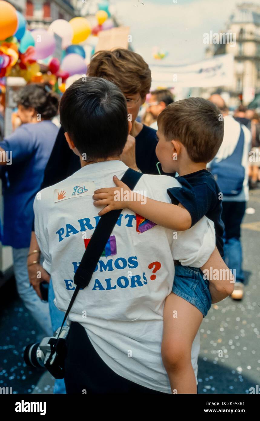 Parigi, Francia, genitori lesbici con bambino, genitori gay ONG APGL, marching in gay LGBTQI+ Pride March, genitori dello stesso sesso Foto Stock