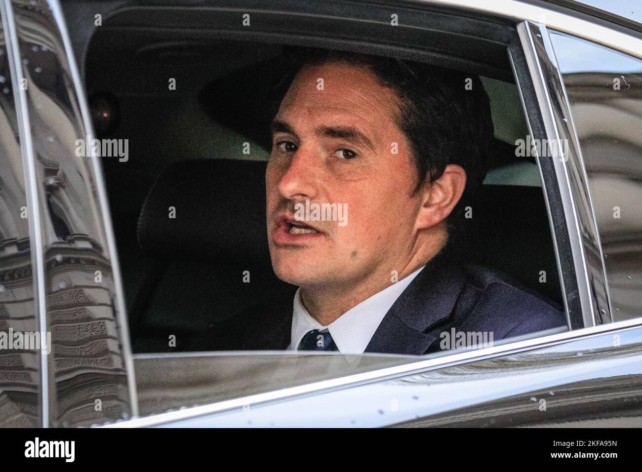 Londra, Regno Unito. 17 novembre 2022. Johnny Mercer, deputato, Ministro di Stato, Ministro degli affari dei Veterani nell'Ufficio di Gabinetto, è visto a Westminster nella sua automobile ministeriale mentre il Cancelliere Jeremy Hunt pronuncia la sua dichiarazione autunnale in Parlamento. Crediti: Imageplotter/Alamy Live News Foto Stock