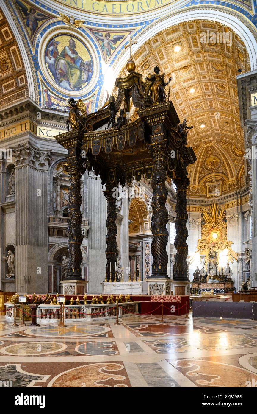 Roma. Italia. Basilica di San Pietro Basilica di Pietro). Il baldacchino 17th C, progettato da Bernini. Foto Stock