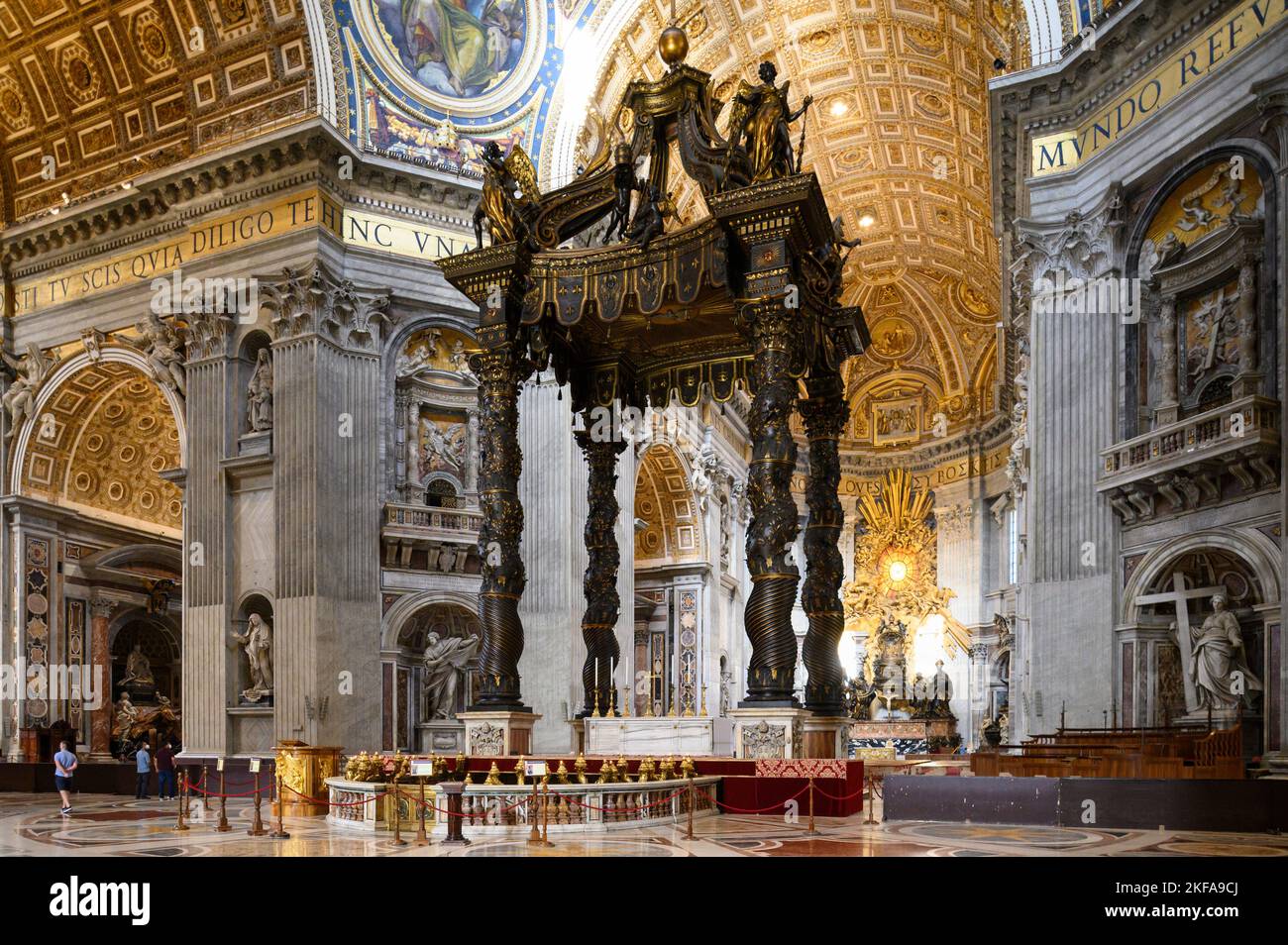 Roma. Italia. Basilica di San Pietro Basilica di Pietro). Il baldacchino 17th C, progettato da Bernini. Foto Stock