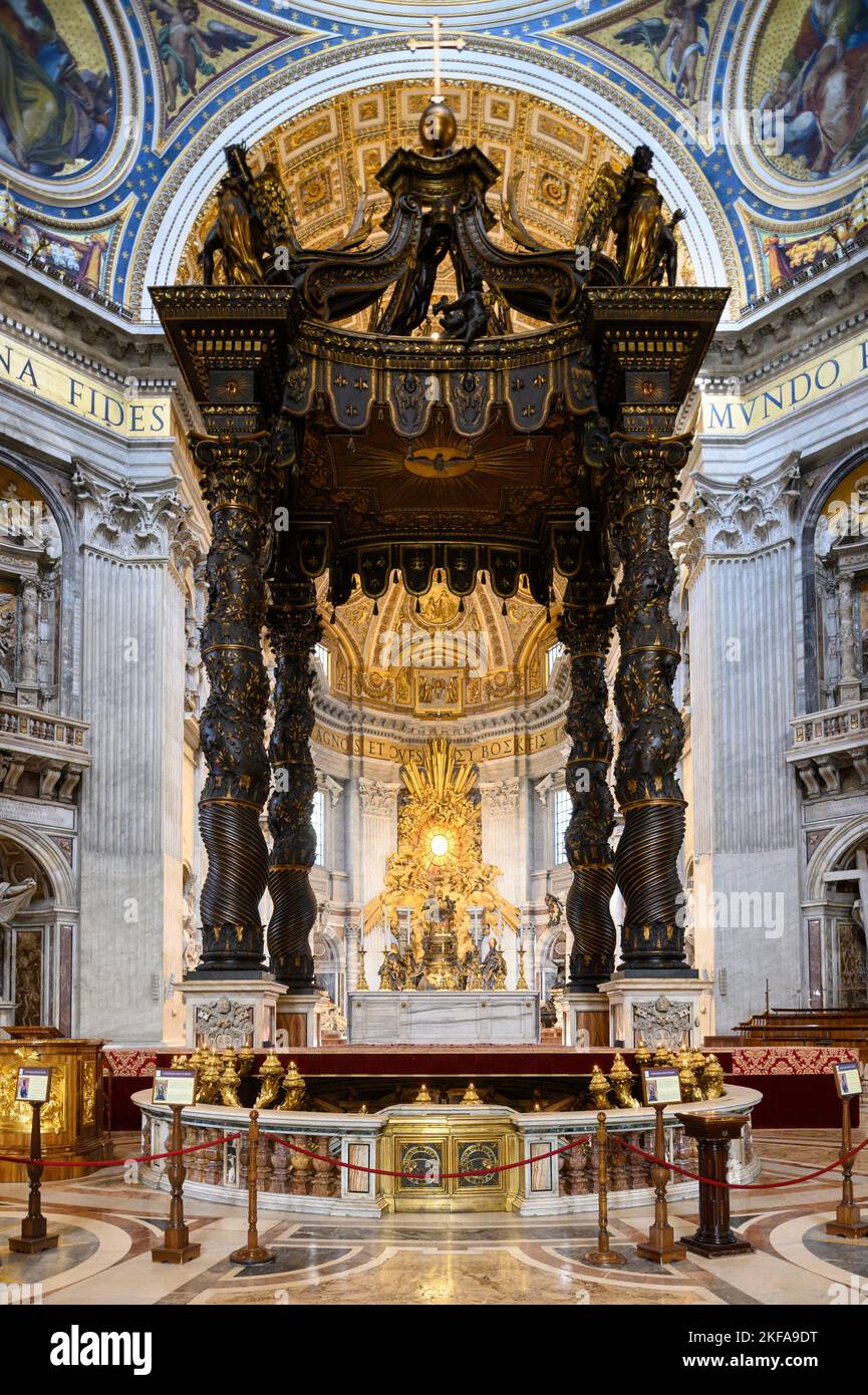 Roma. Italia. Basilica di San Pietro Basilica di Pietro). Il baldacchino 17th C, progettato da Bernini. Foto Stock