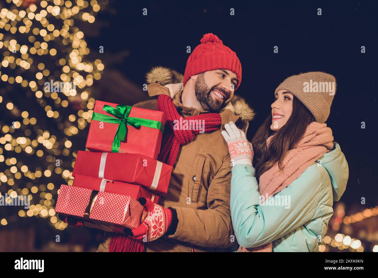 Foto di fidanzata fidanzata da sogno hugging regali pacchetti shopping  passeggiate all'aperto mercato urbano Foto stock - Alamy