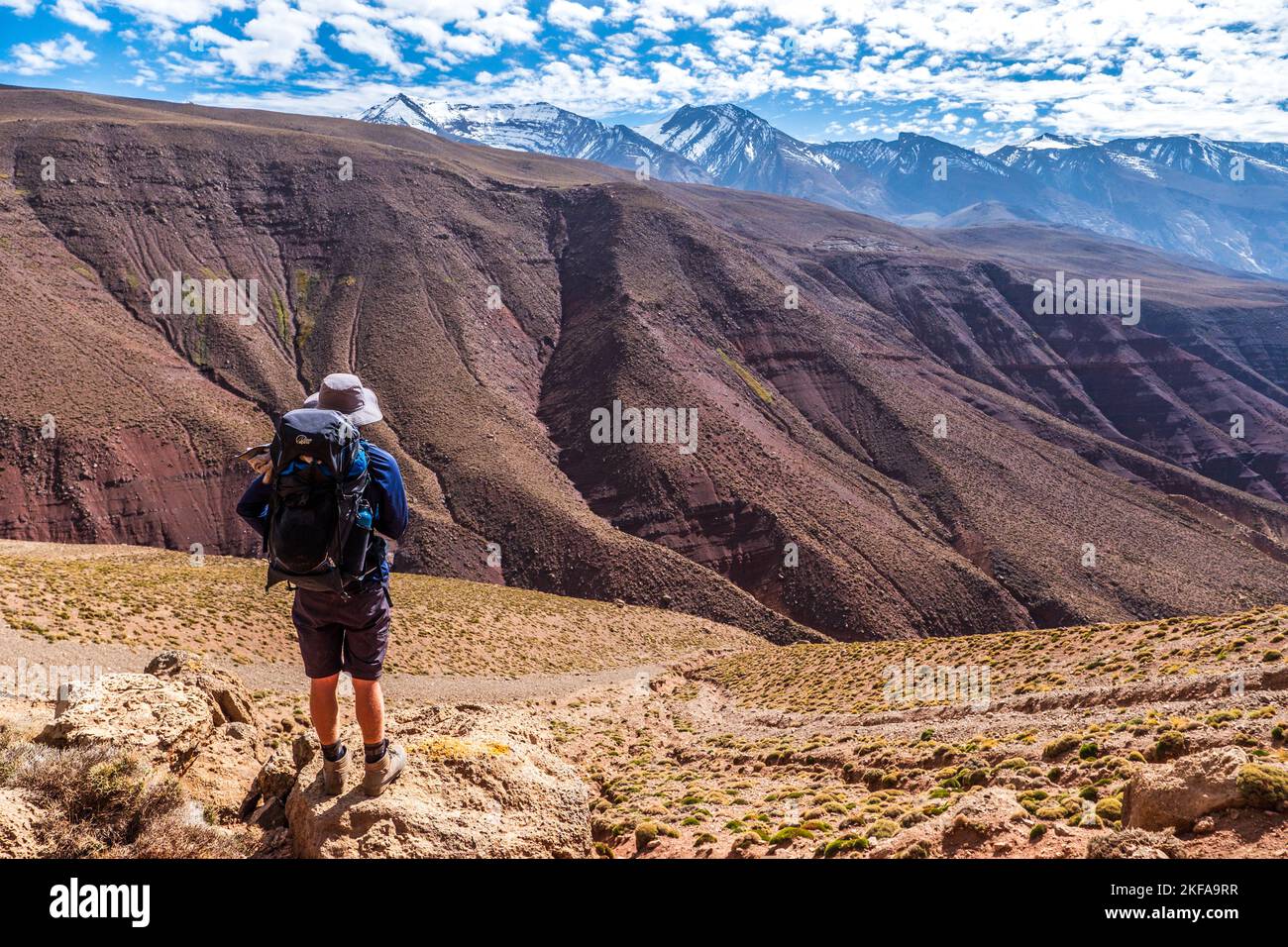 Giovane escursionista maschio nella regione di M'Goun delle montagne dell'Alto Atlante del Marocco Foto Stock