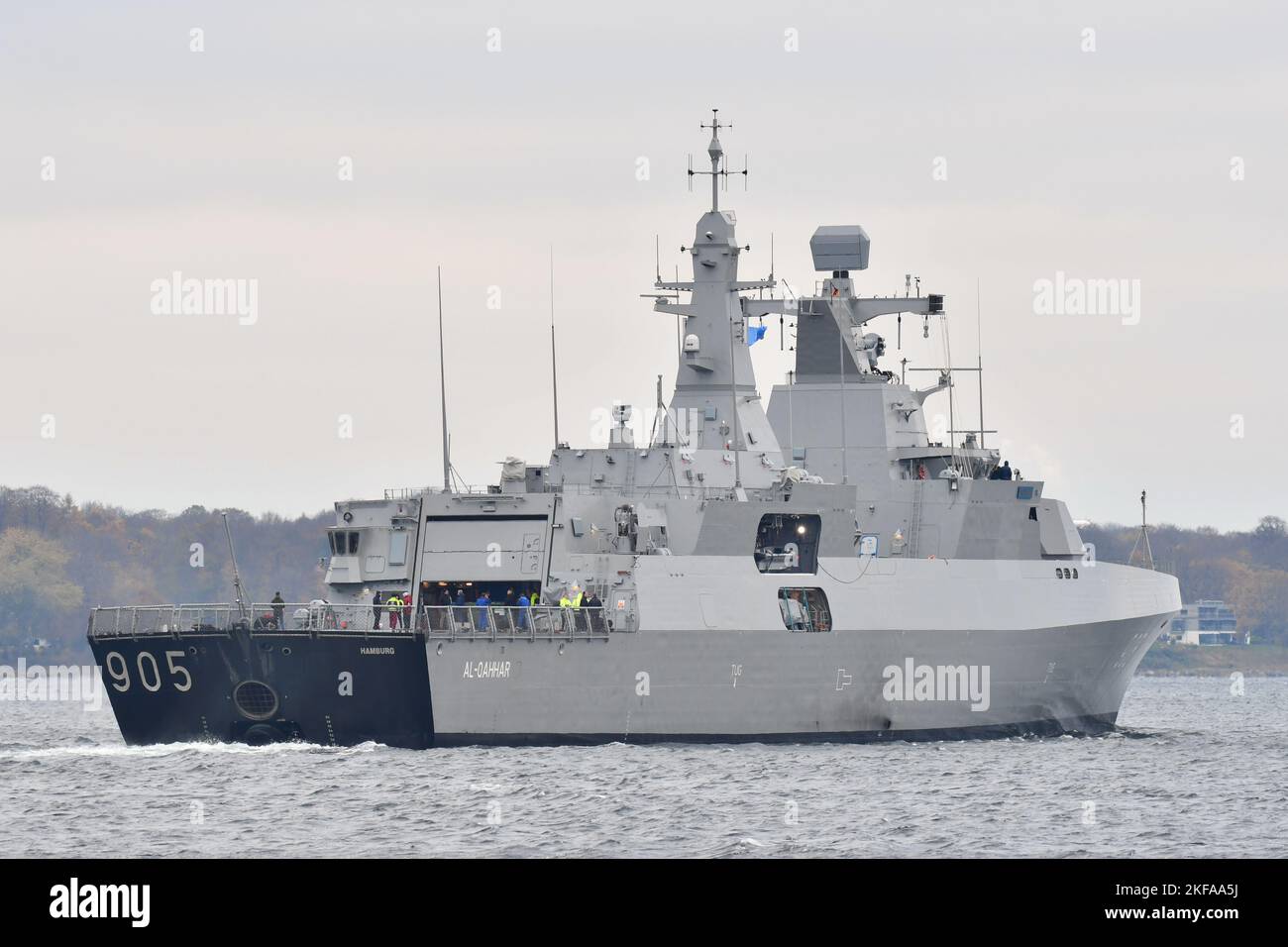 La fregata della Marina egiziana Meko 200 al-QAHHAR arriva al porto di Kiel per i suoi connazionali Foto Stock
