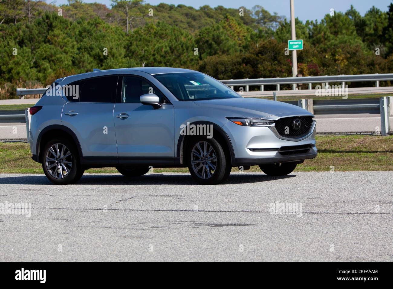 Mazda CX-5 parcheggiata in un'area di osservazione, appena fuori dalla US13 sul ponte-tunnel Lucio J. Kellam Jr. Foto Stock