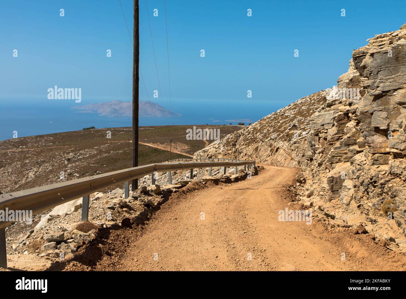 Strada di campagna sabbiosa, sentiero fuoristrada 4x4 fino alla cima del monte Attavyros. Montagna più alta sull'isola di Rodi, Greece.Trail. Grecia DODECANNESO. Foto Stock