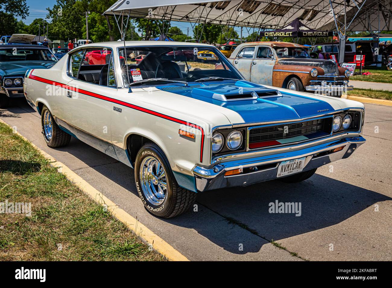 Des Moines, Iowa - 02 luglio 2022: Vista dall'alto dell'angolo anteriore di una Coupé AMC Rebel Machine Hardtop 1970 in una fiera di automobili locale. Foto Stock