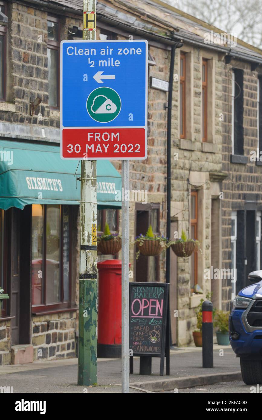 Edenfield, Greater Manchester. Nuovissimo cartello stradale che mostra la controversa Clean Air zone che sarà operativa dal 30 maggio 2022 Foto Stock