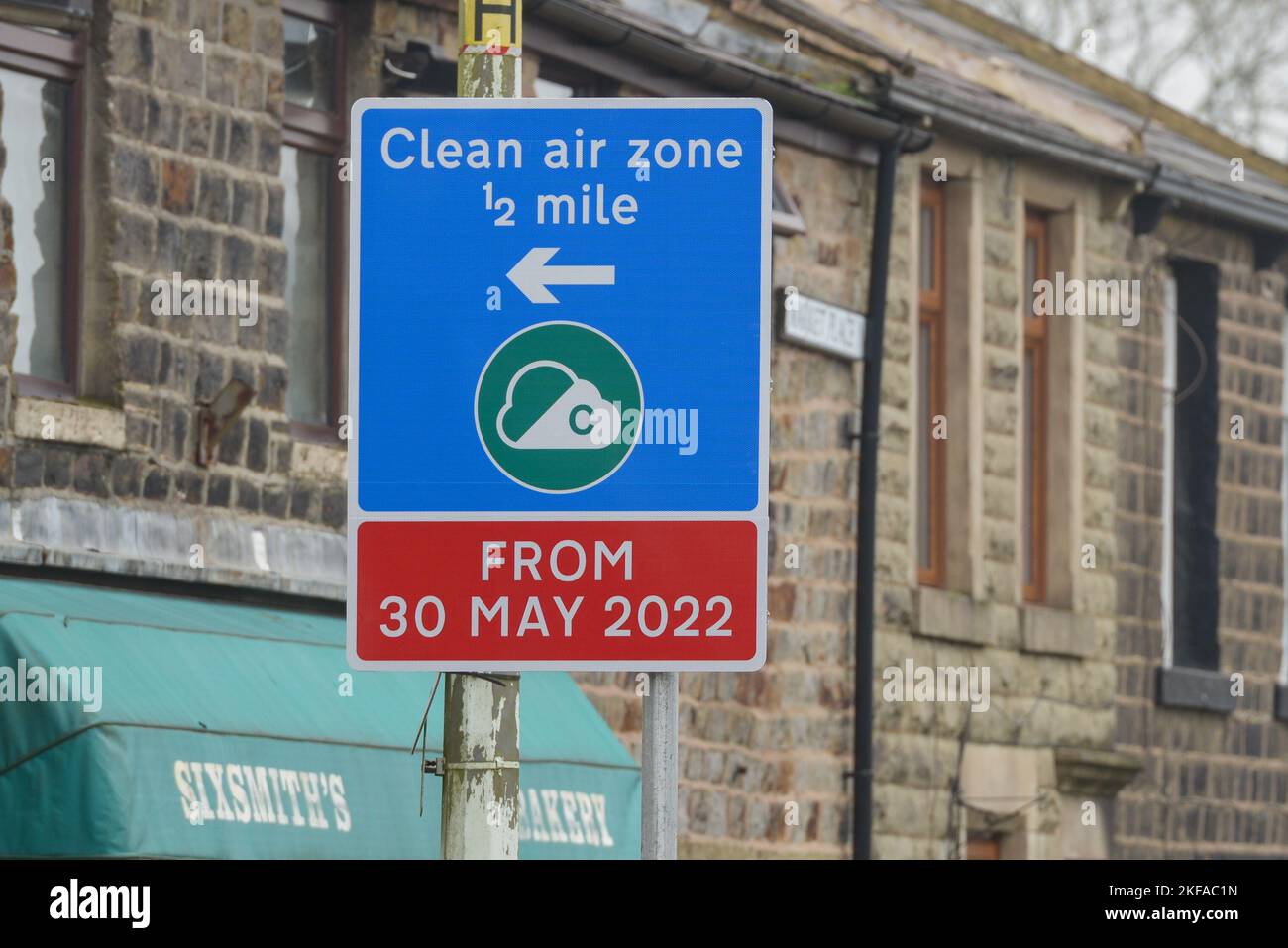 Edenfield, Greater Manchester. Nuovissimo cartello stradale che mostra la controversa Clean Air zone che sarà operativa dal 30 maggio 2022 Foto Stock