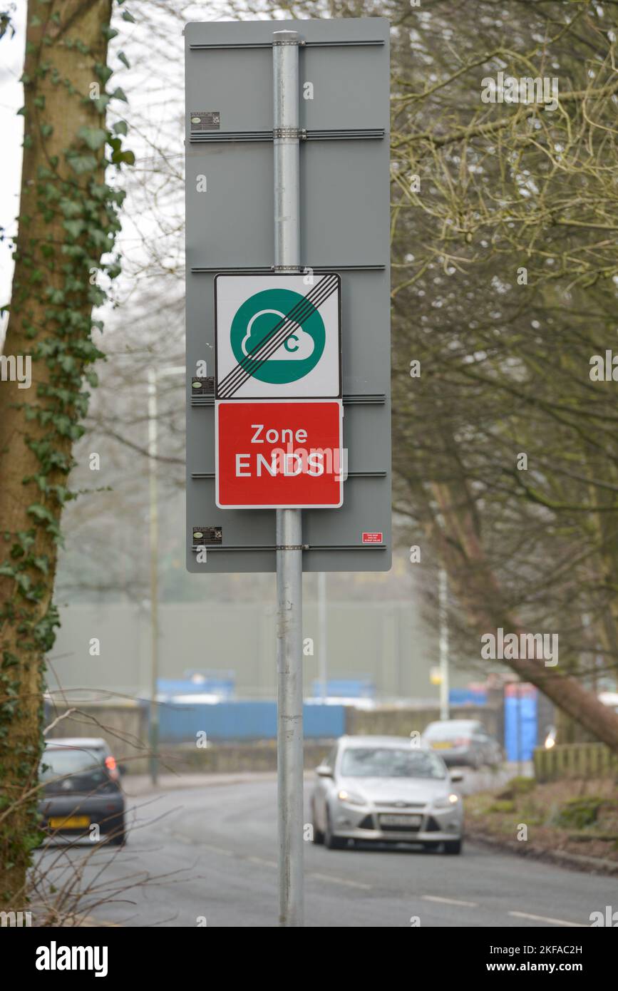 Edenfield, Greater Manchester. Nuovissimo cartello stradale che mostra la controversa Clean Air zone che sarà operativa dal 30 maggio 2022 Foto Stock