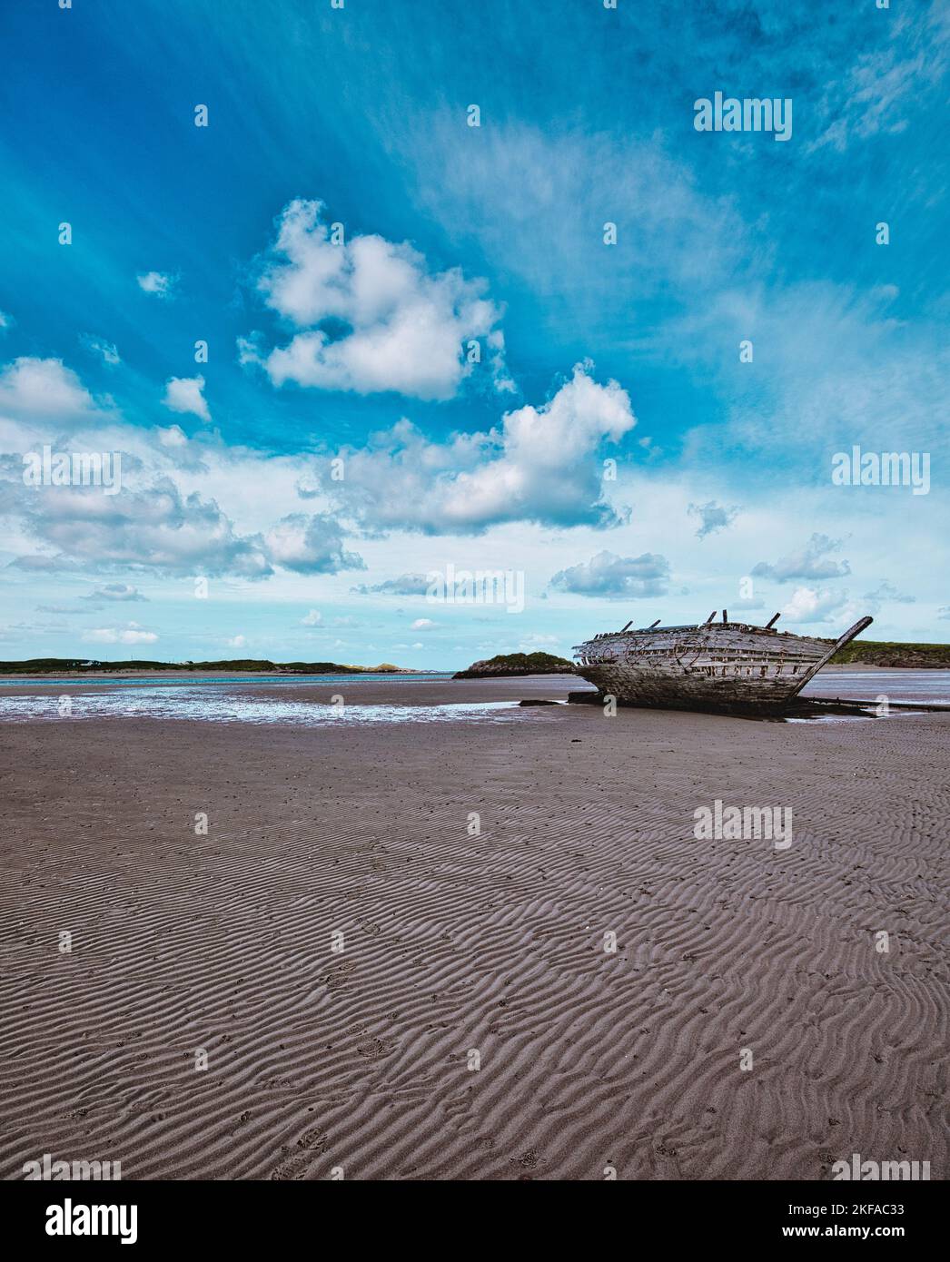 Bad Eddie's (Eddie's Boat) barca in legno naufragata all'inizio degli anni '70, Magheraclogher Beach, Bunbeg, Gweedore (Goath Dobbhair), County Donegal, Irlanda Foto Stock