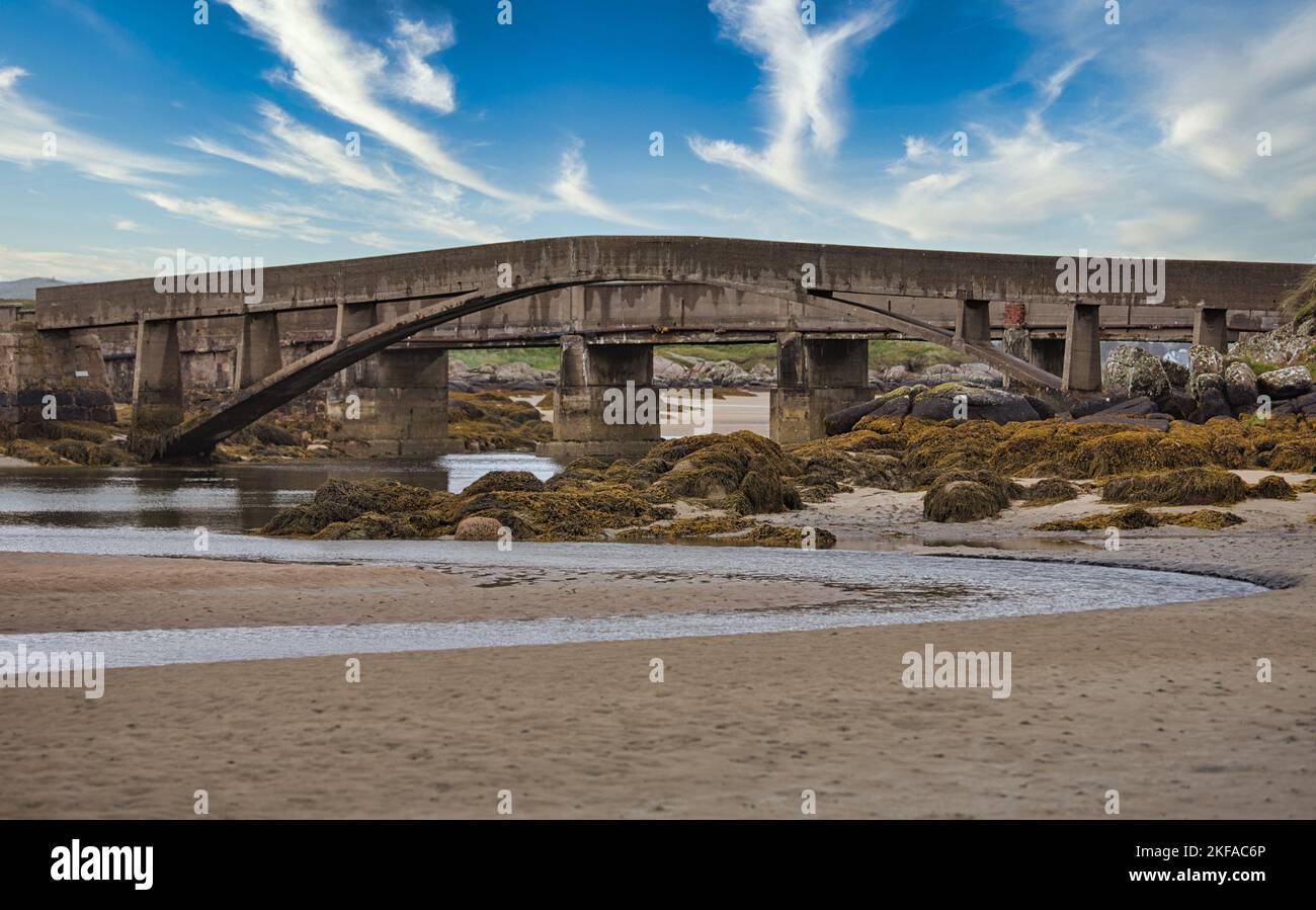 Passerella pedonale che collega Cruit Island alla terraferma, il Rosses, County Donegal, Irlanda Foto Stock