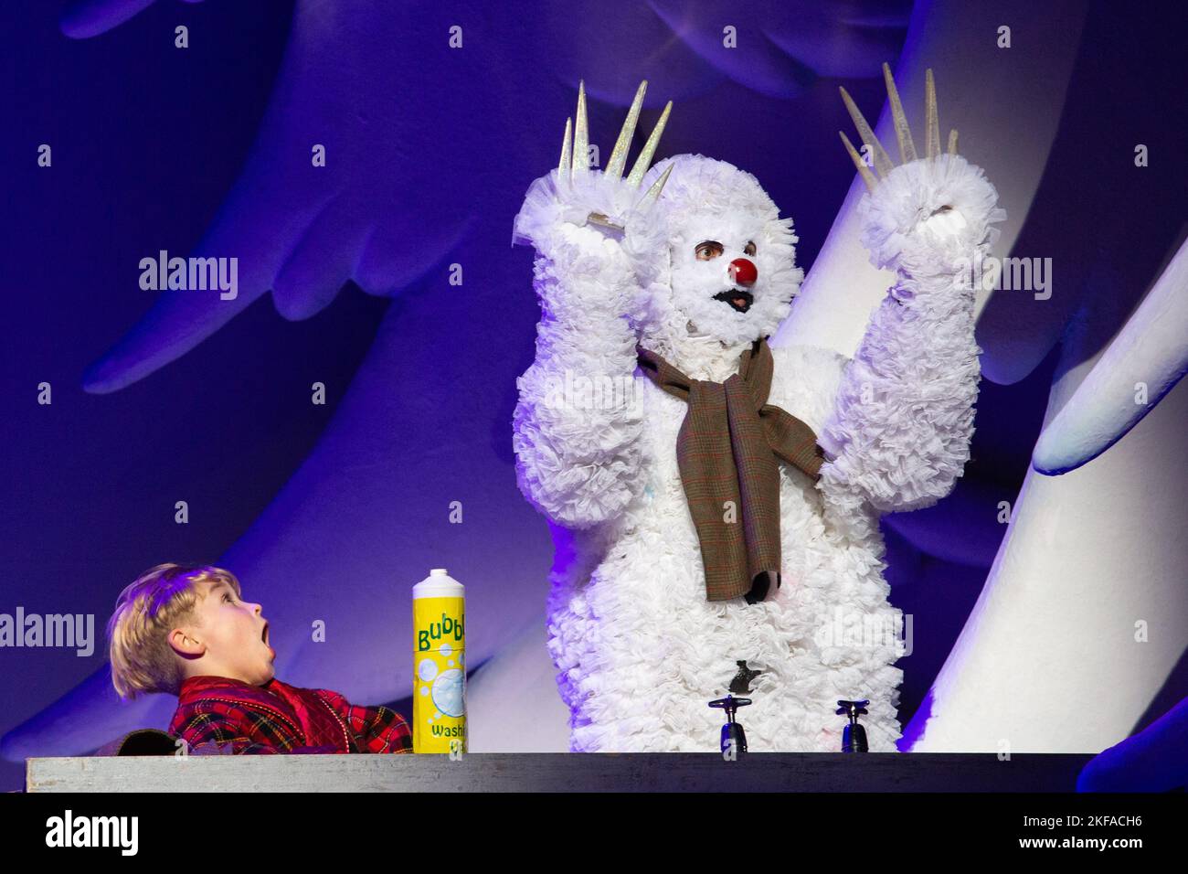 Londra, Regno Unito, 16 novembre 2022. Una scena dal pupazzo di neve che sta ritornando al Teatro Peacock a LondonÕs West End da sabato 19 novembre fino alla fine di dicembre. L'RepÕs adattamento scenografico del tanto amato libro di immagini di Birmingham segna il 25th° anniversario della stagione londinese ed è dedicato al creatore di The Snowman, Raymond Briggs CBE 1934-2022. Data immagine: Mercoledì 16 novembre 2022. Il credito fotografico dovrebbe essere: Katie Collins/EMPICS/Alamy Live News Foto Stock