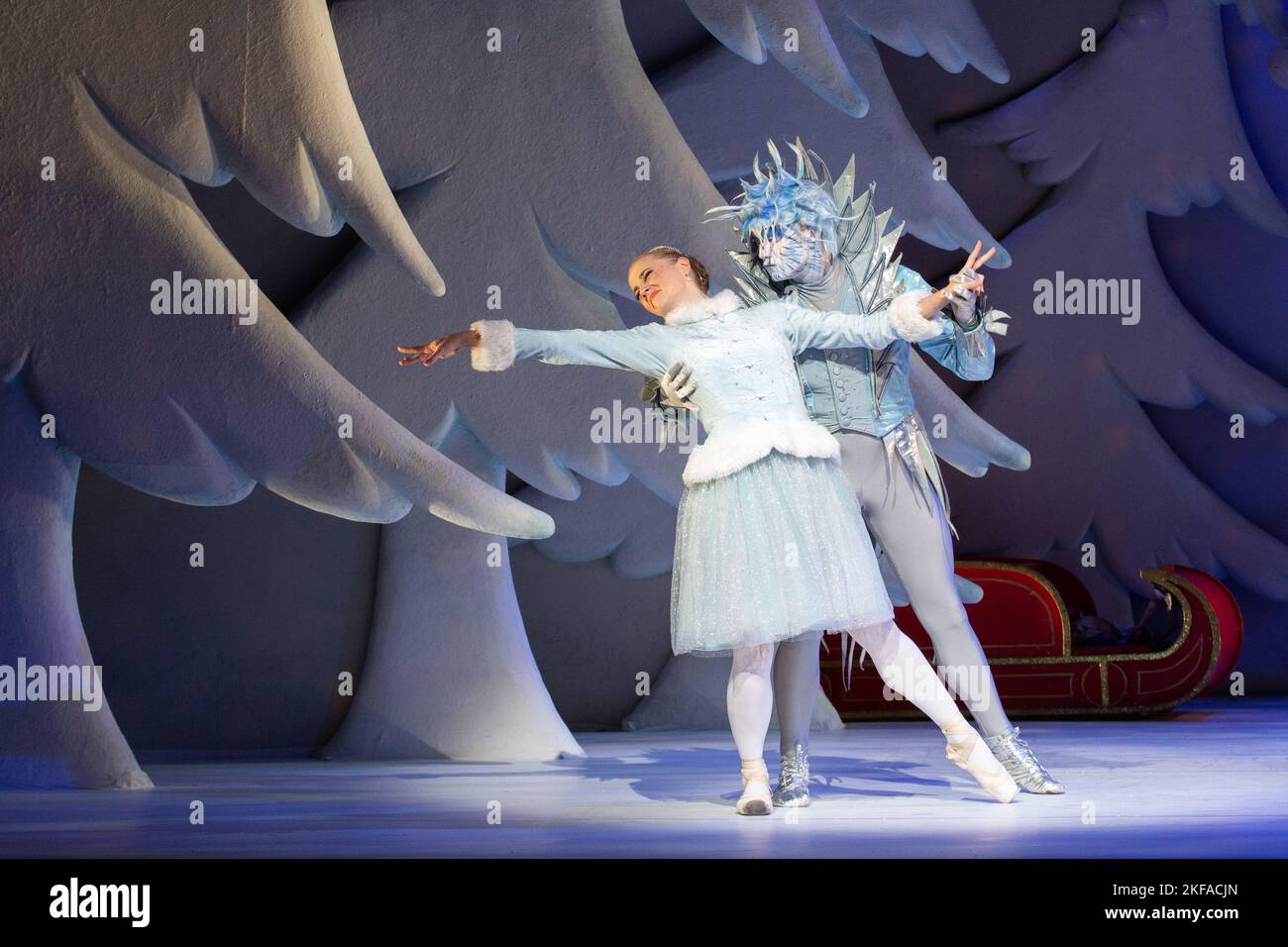 Londra, Regno Unito, 16 novembre 2022. Una scena dal pupazzo di neve che sta ritornando al Teatro Peacock a LondonÕs West End da sabato 19 novembre fino alla fine di dicembre. L'RepÕs adattamento scenografico del tanto amato libro di immagini di Birmingham segna il 25th° anniversario della stagione londinese ed è dedicato al creatore di The Snowman, Raymond Briggs CBE 1934-2022. Data immagine: Mercoledì 16 novembre 2022. Il credito fotografico dovrebbe essere: Katie Collins/EMPICS/Alamy Live News Foto Stock