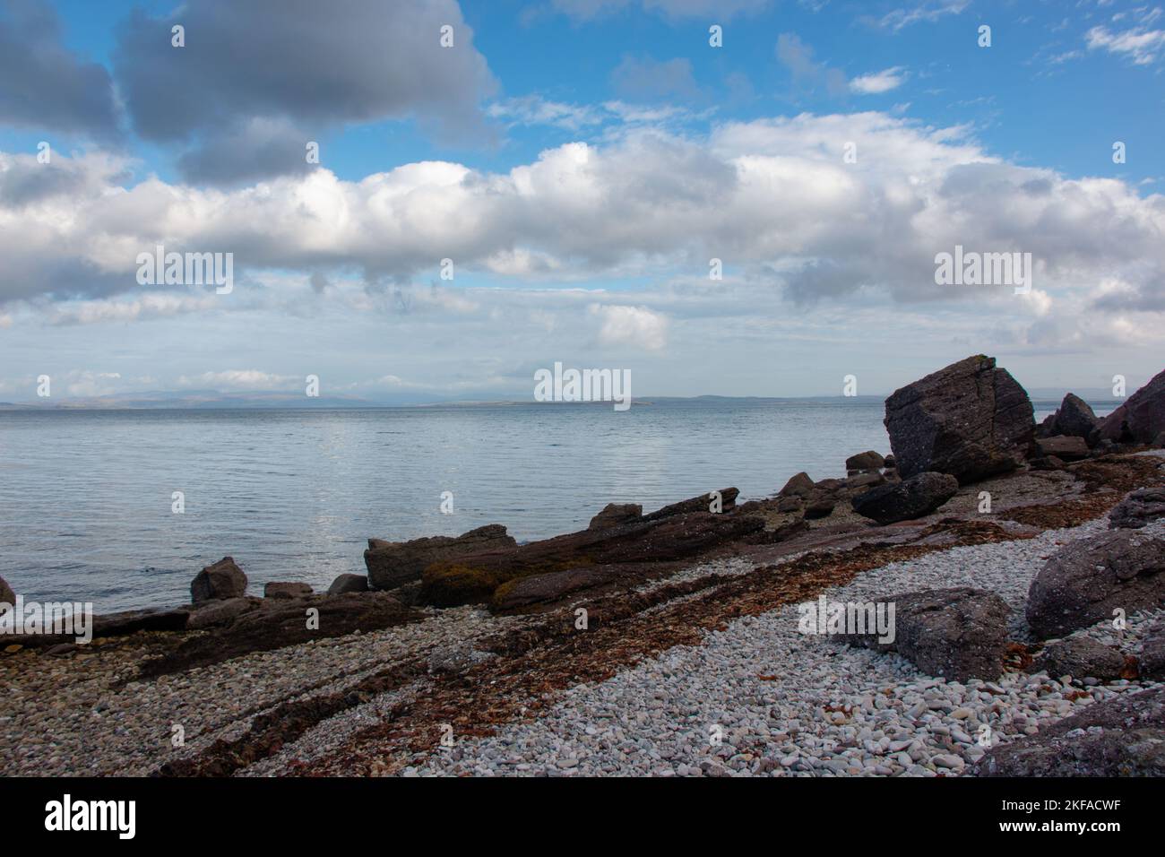 Blocchi di granito roccioso sulla riva, Isola di Arran, spazio per la copia Foto Stock