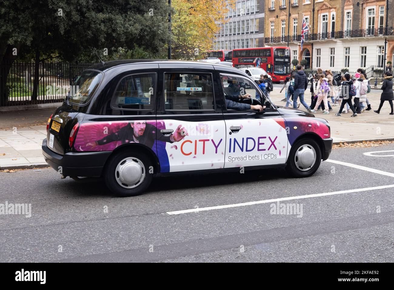 London Taxi Advertising; London Black Cab con City Index Advertising al suo fianco, per una società finanziaria di scommesse sparse, Londra UK Foto Stock