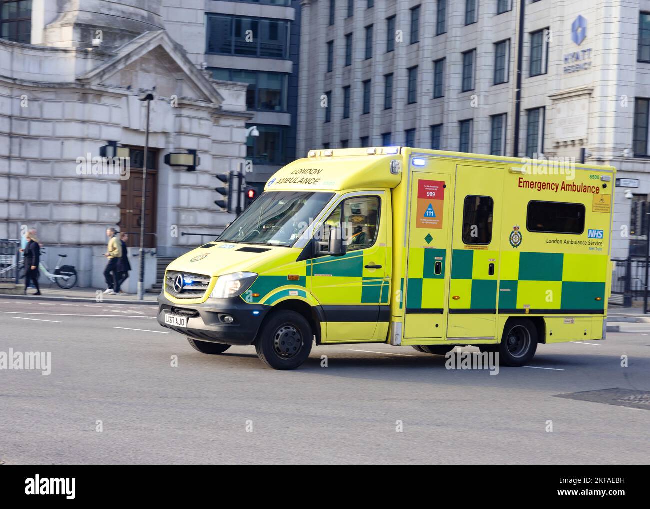 London Ambulance Service - un'ambulanza NHS con luci blu che lampeggiano rapidamente per un'emergenza, Blackfriars, Londra UK Foto Stock