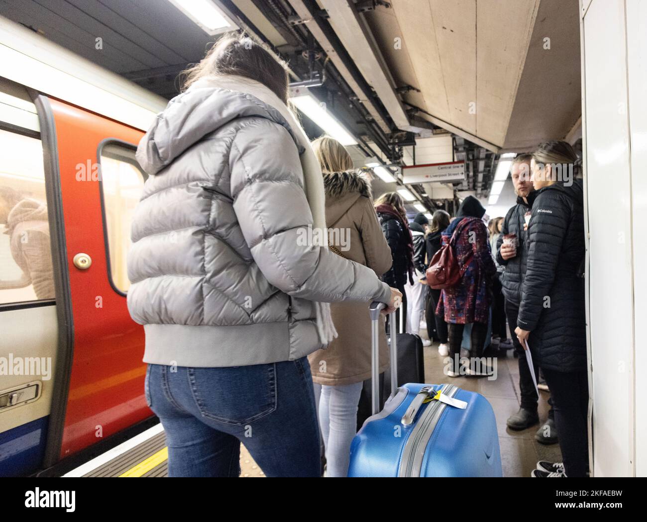 Piattaforma affollata sulla metropolitana di Londra; folla di passeggeri con valigie sulla piattaforma, stazione della metropolitana di Liverpool Street, Londra UK Foto Stock