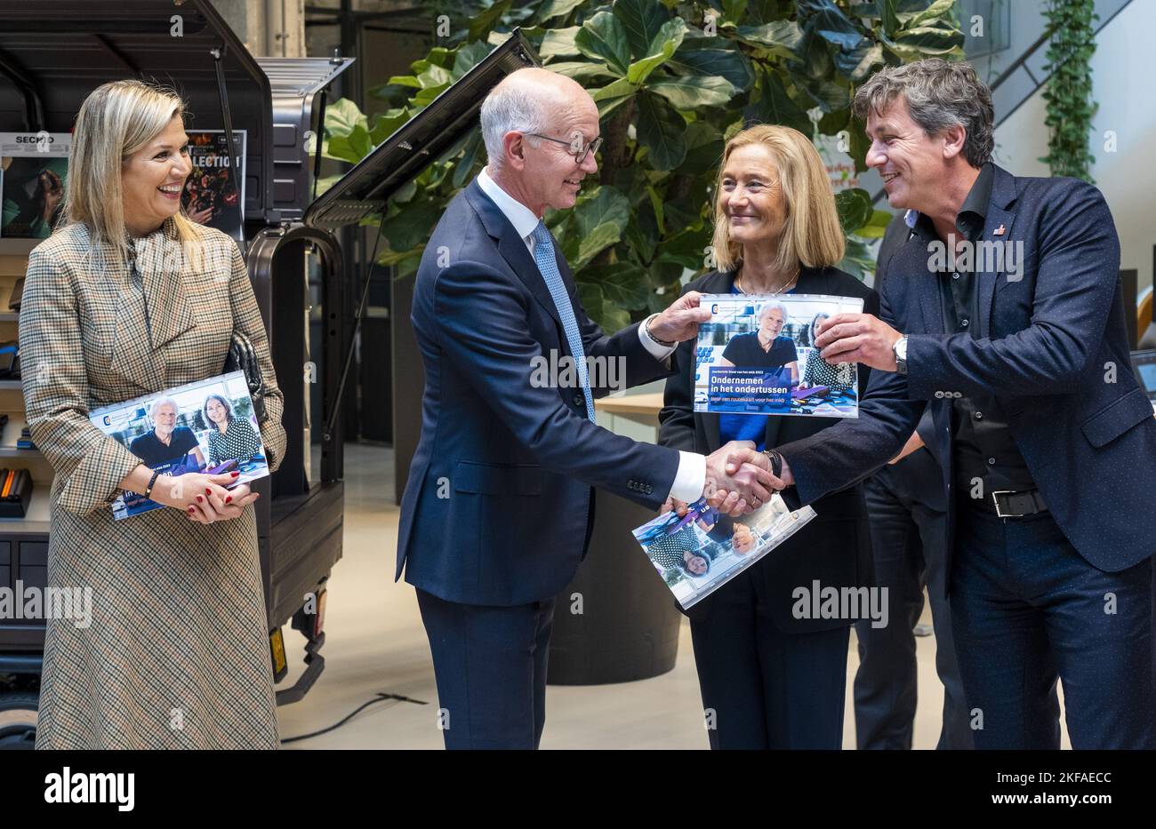 L'AIA - la regina Maxima e il sig. J. van den Broek, presidente della commissione per l'imprenditorialità dei Paesi Bassi, il ministro Micky Adriaansens, il ministro dell'economia e del clima e il sig. J. Vonhof, presidente della MKB-Nederland durante una visita di lavoro presso l'impresa familiare Secrid. La regina riceve, tra l'altro, la relazione annuale "Stato delle PMI”, un'analisi di tendenza delle piccole e medie imprese. ANP LEX VAN LIESHOUT olanda - belgio fuori Foto Stock