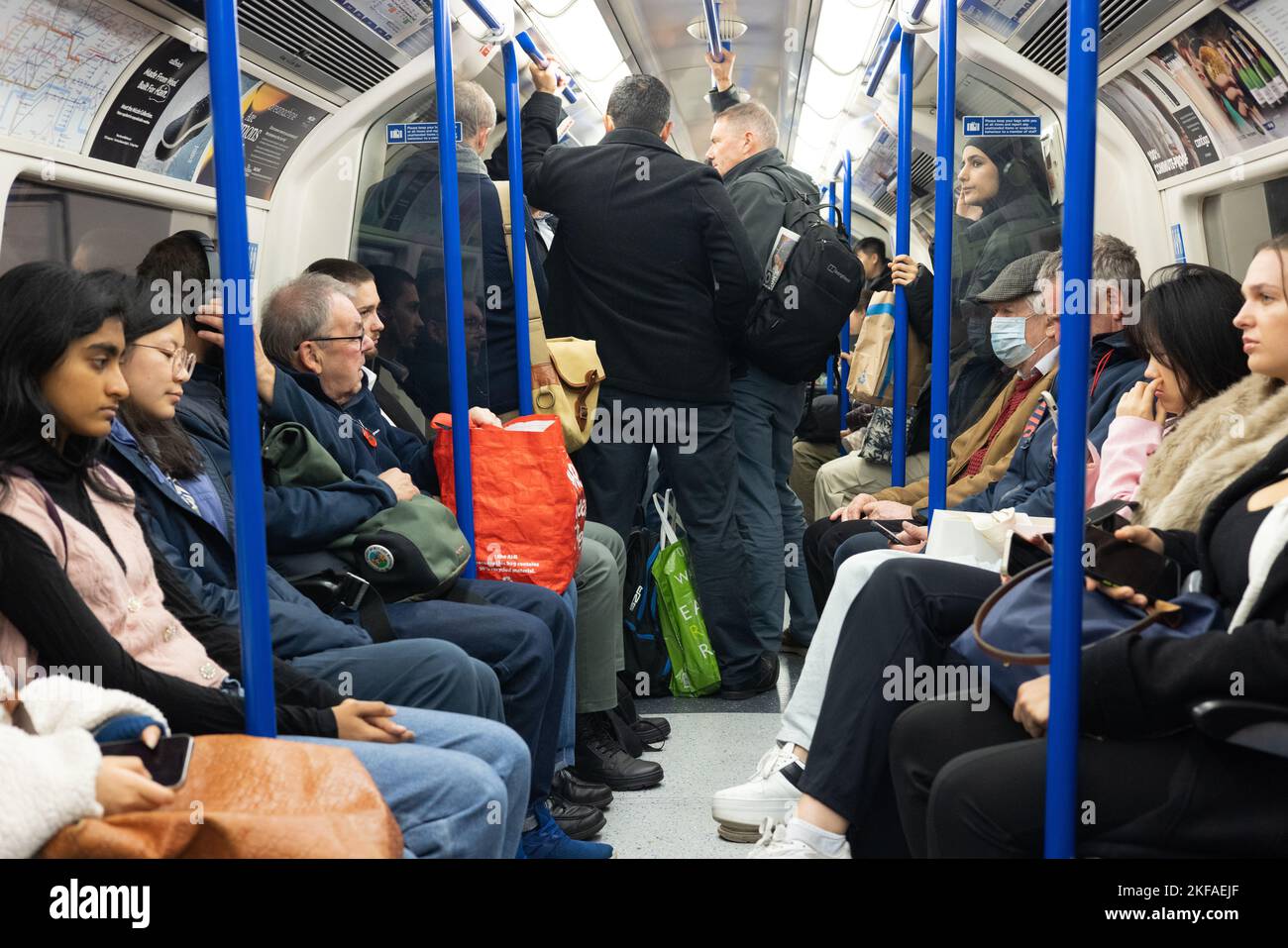 Affollato treno della metropolitana di Londra, passeggeri in piedi all'interno della carrozza della metropolitana, Piccadilly Line, trasporto pubblico TFL, Londra UK Foto Stock