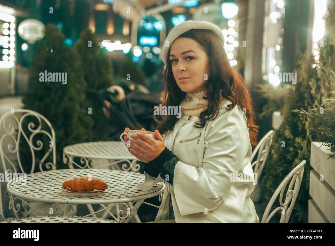 Bella donna che beve cioccolata calda in un bar Foto Stock