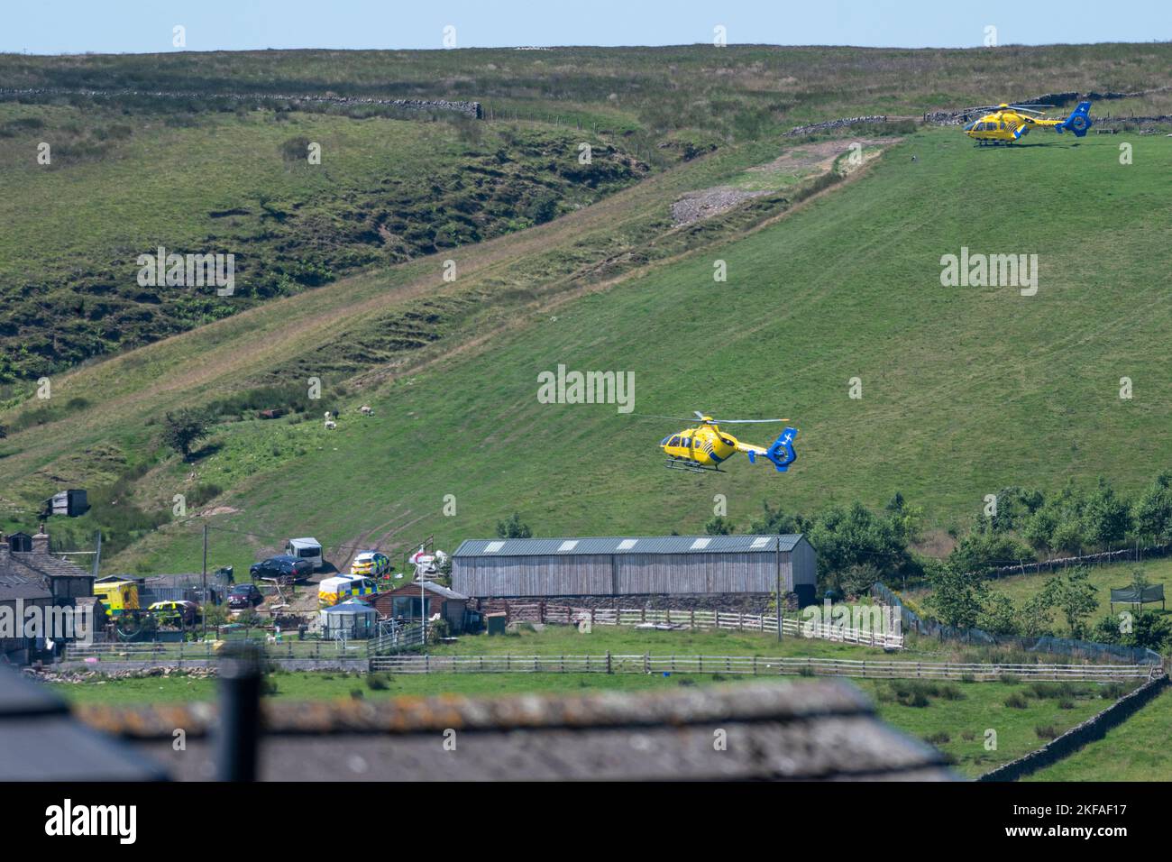 North West Air Ambulance assistere incidente su Farm sopra le colline a Rossendale Lancashire il 17 luglio 2021. Cinque veicoli di emergenza e due ambulanze Foto Stock