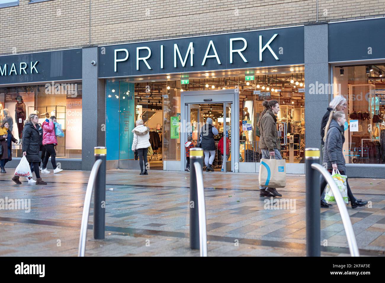 Burnley Lancashire UK il 29 dicembre 2021. Persone che fanno shopping a Primark, negozio di strada. Foto Stock