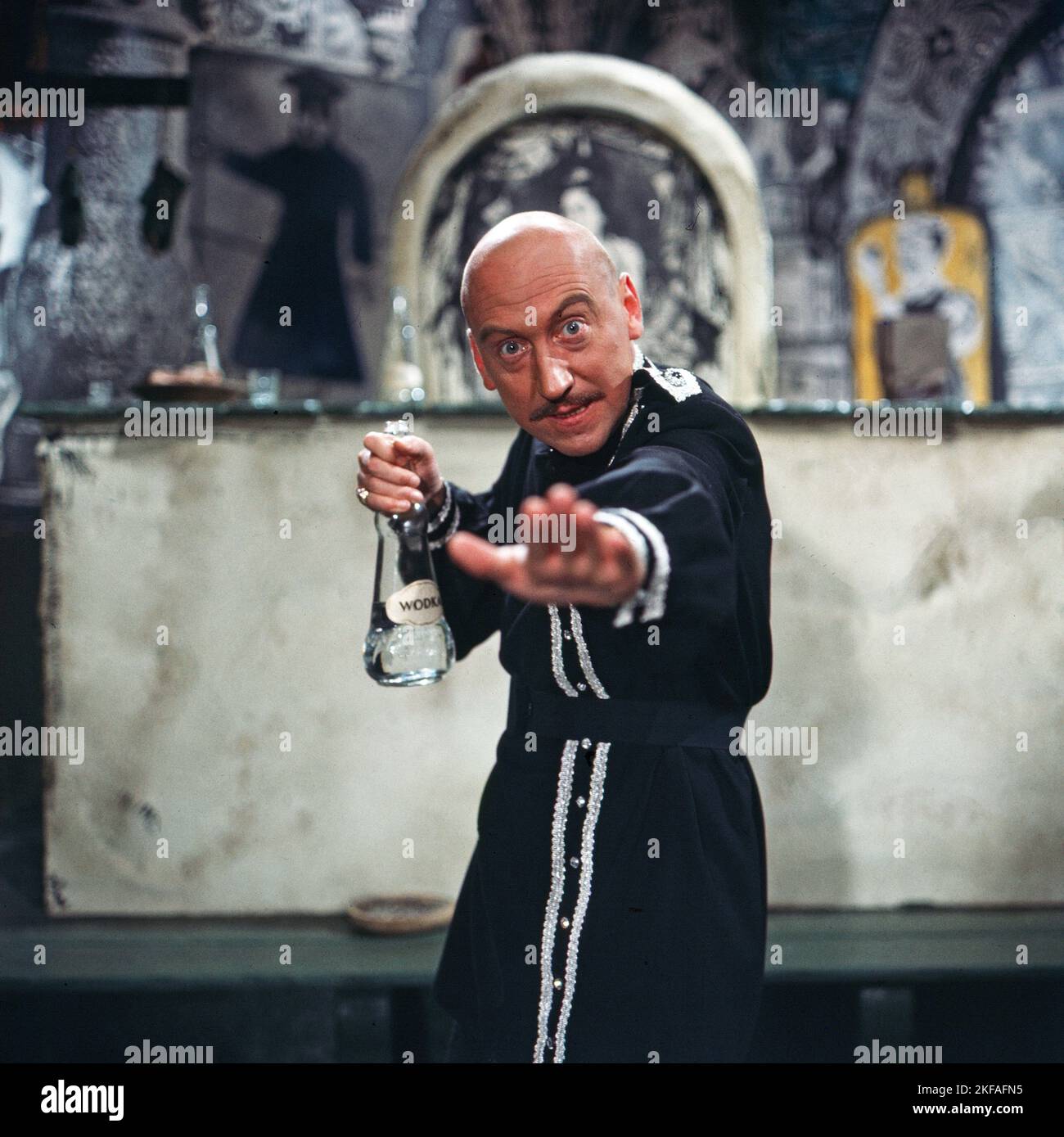 Karl Lieffen, deutscher Bühnen-, Fernseh- und Filmschauspieler, im Bühnenkostüm als russe mit einer Flasche Wodka, Deutschland um 1979. Foto Stock