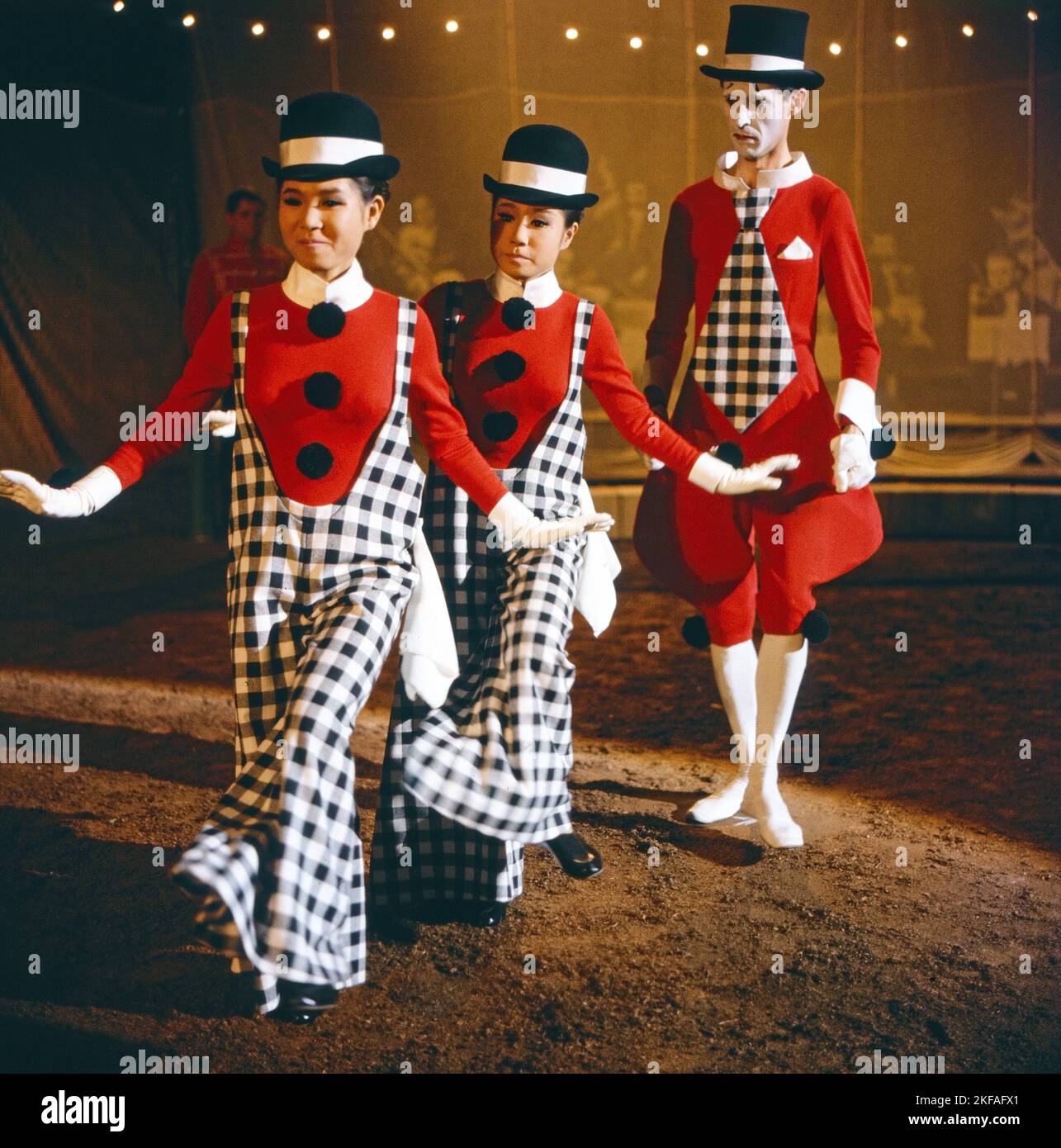 Das Lächeln im Westen, Fernsehfilm, Deutschland 1964, Regie: Michael Pfleghar, Darsteller: Silvio Franceso (rechts) mit EMI und Yumi Ito Foto Stock