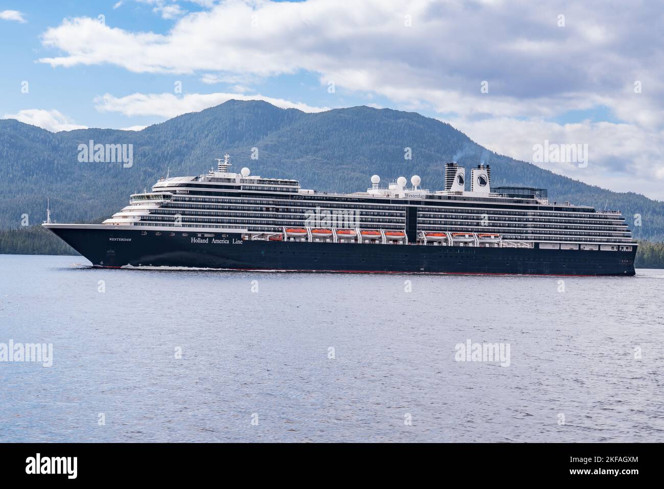 Ketchikan, AK - 9 settembre 2022: Nave da crociera Holland America Nieuw Amsterdam a Skagway, Alaska Foto Stock