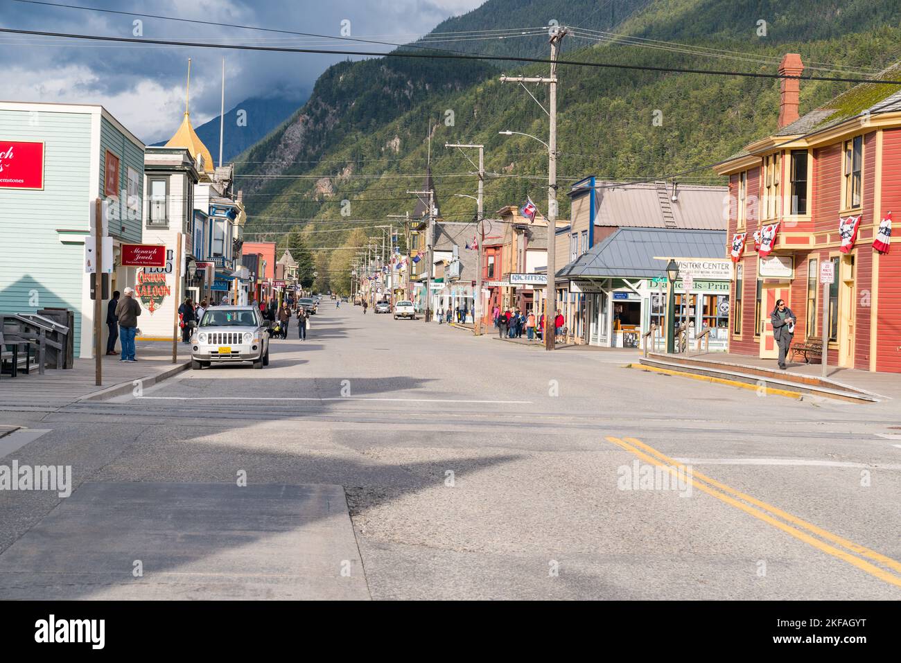 Skagway, AK - 7 settembre 2022: Guardando lungo Broadway Street con negozi e ristoranti a Skagway, Alaska Foto Stock