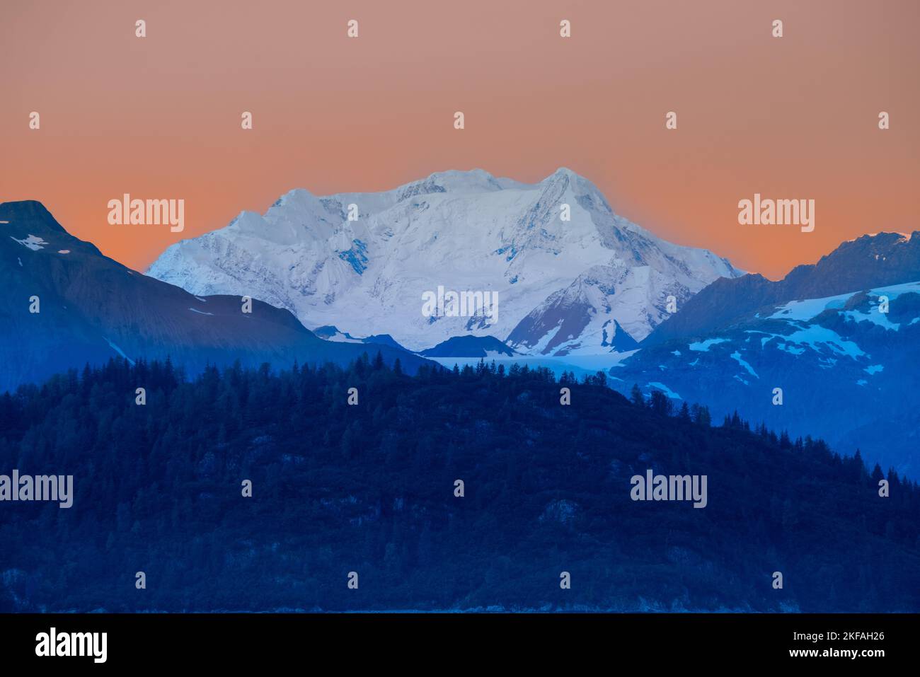 Bagliore dell'alba sulle montagne dell'Alaska Foto Stock