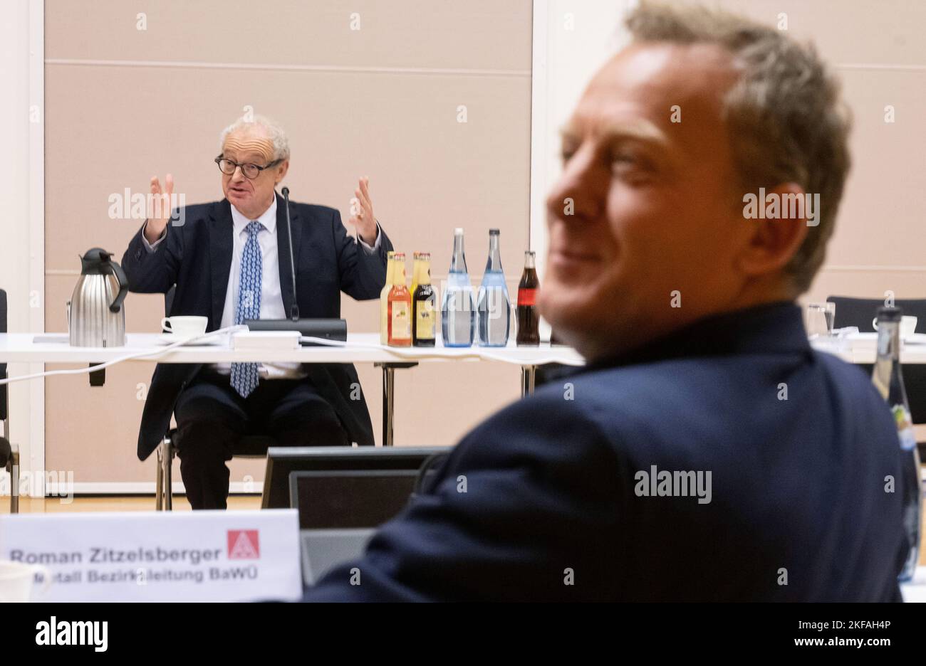 17 novembre 2022, Baden-Wuerttemberg, Ludwigsburg: Roman Zitzelsberger (r), District Manager di IG Metall Baden-Württemberg, e Harald Marquardt, Vice Presidente di Südwestmetall, partecipano alla contrattazione collettiva per l'industria metallurgica ed elettrica. I negoziati collettivi per l'industria tedesca del metallo e dell'elettricità sono entrati in quella che potrebbe essere la quinta fase decisiva dei negoziati. Foto: Marijan Murat/dpa Foto Stock