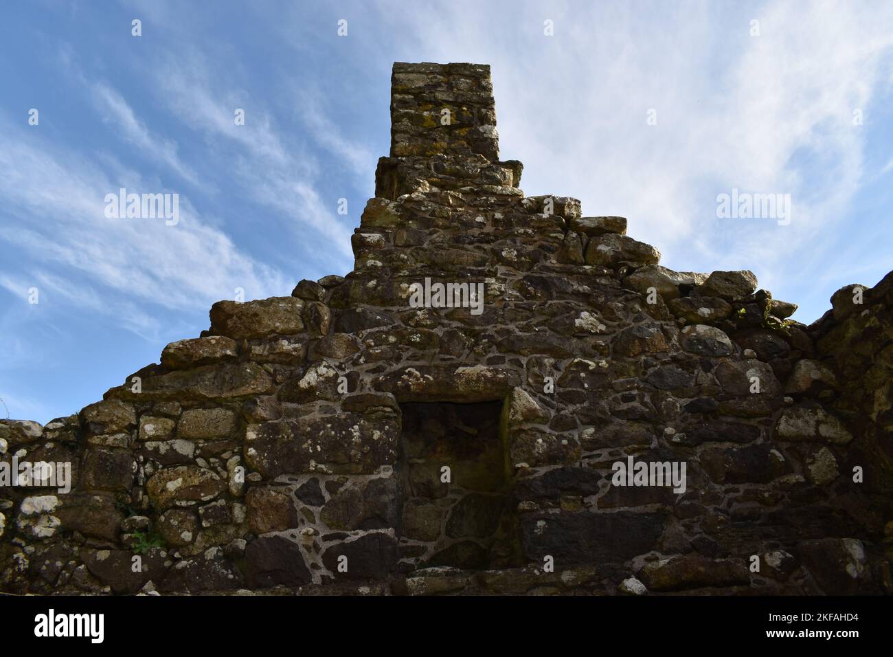 St Cybi's Well, Llyn Peninsular, Galles del Nord, all'interno di custodi/Keepers Cottage guardando Skyward, Chimney Foto Stock