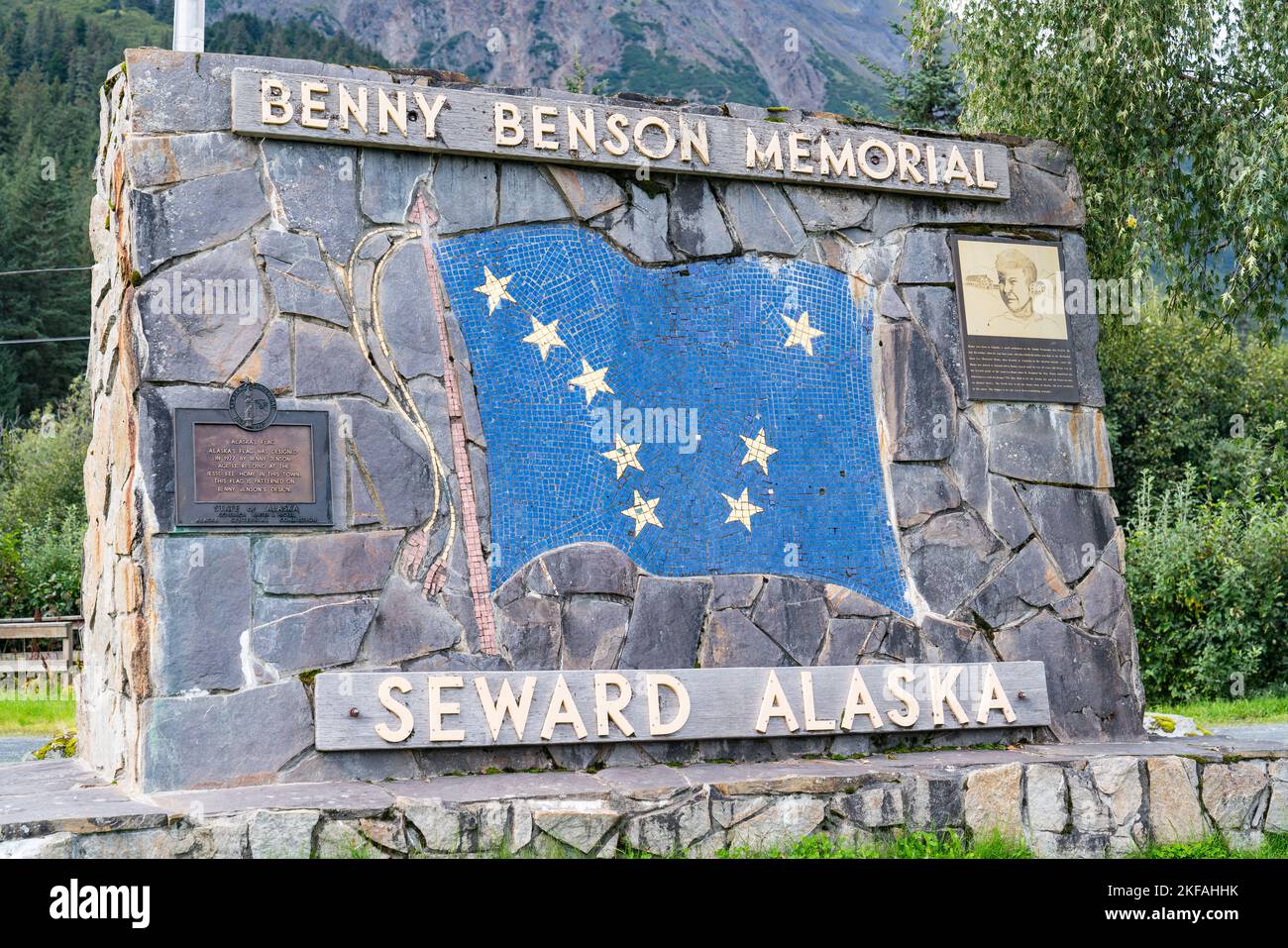 Seward, AK - 1 settembre 2022: Il memoriale di Benny Benson commemora Benny Benson, che ha vinto il concorso per disegnare la bandiera di stato dell'Alaska nel 1927 Foto Stock