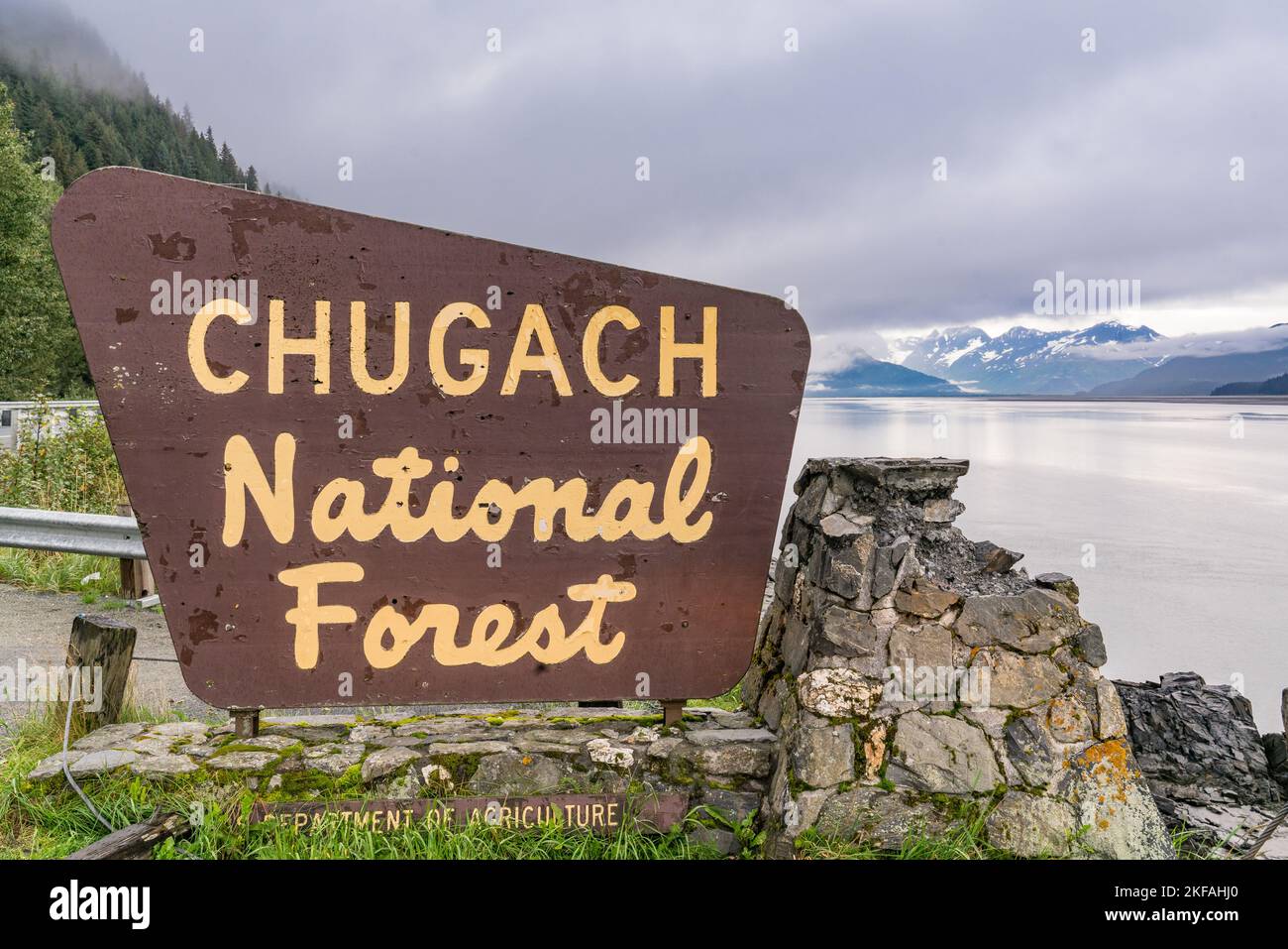 Seward, AK - 3 settembre 2022: Cartello stradale Chugach National Forest lungo l'autostrada vicino a Seward Alaska Foto Stock