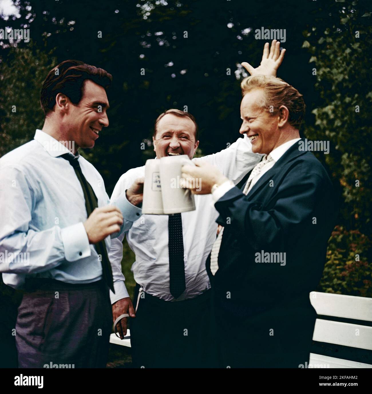 Es ist soweit, Minifernsehserie, Deutschland 1960, Regisseur Hans quest (rechts) mit Siegfried Lowitz (Mitte) und Jürgen Goslar während einer Drehpause Foto Stock