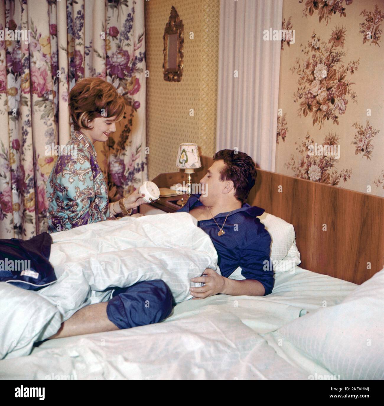 Ein Tee mit Bubi Scholz, Dokumentation über den deutschen Boxer, Deutschland um 1960, Mitwirkende: Bubi Scholz wird mortens von Ehefrau Helga geweckt Foto Stock