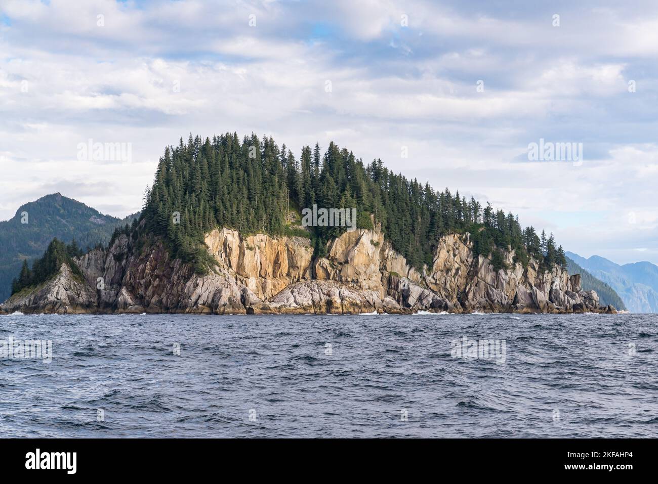 Isola rocciosa nella Resurrection Bay Alaska vicino al Kenai Fjords National Park Foto Stock