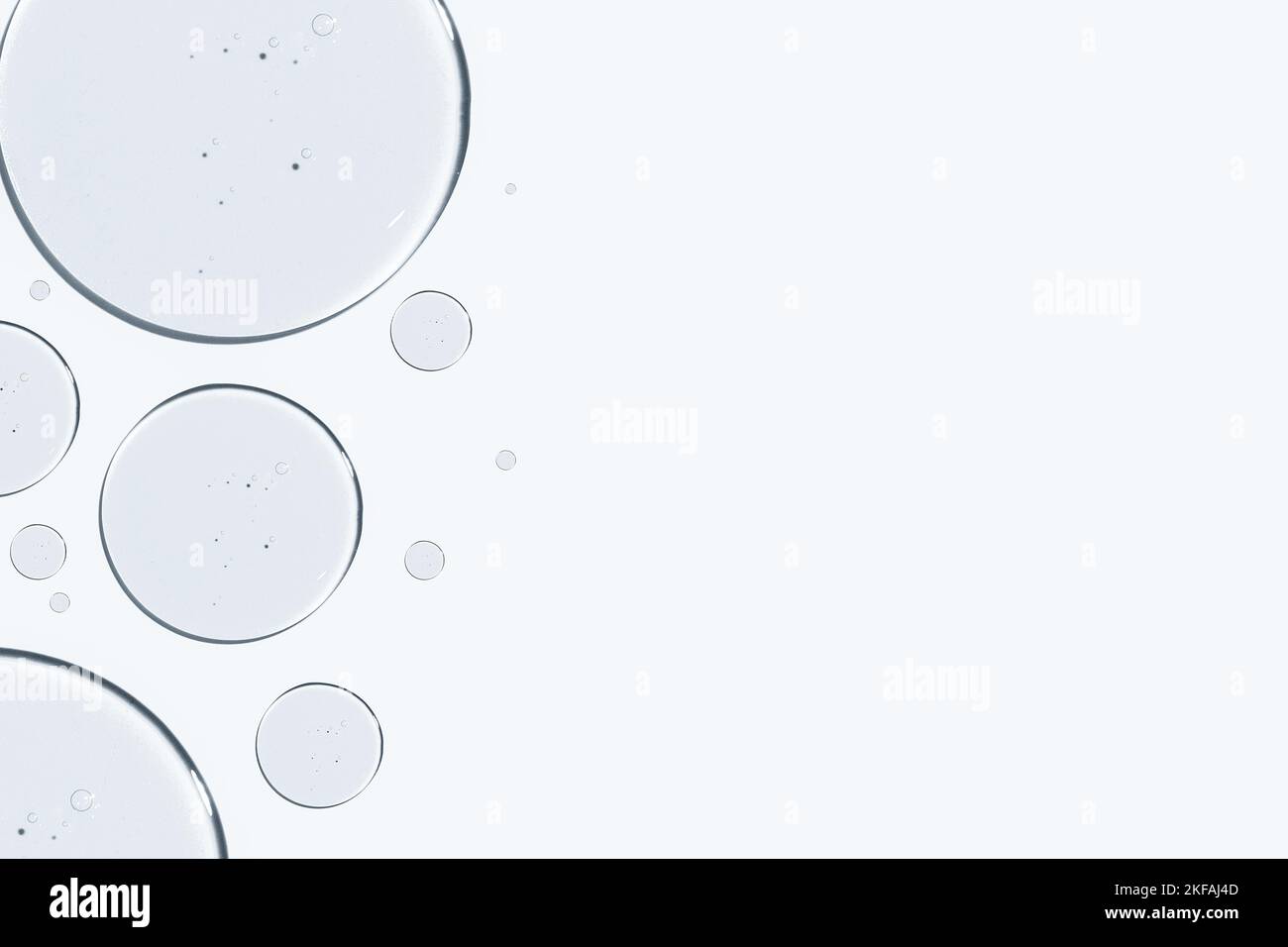 Struttura del gel. Su sfondo bianco. Gel trasparente. Gocce, coda, medicina, fertilizzazione, ricerca laboratorio, gel cosmetico, gel medico Foto Stock