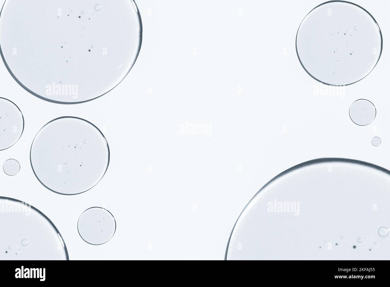 Struttura del gel. Su sfondo bianco. Gel trasparente. Gocce, coda, medicina, fertilizzazione, ricerca laboratorio, gel cosmetico, gel medico Foto Stock