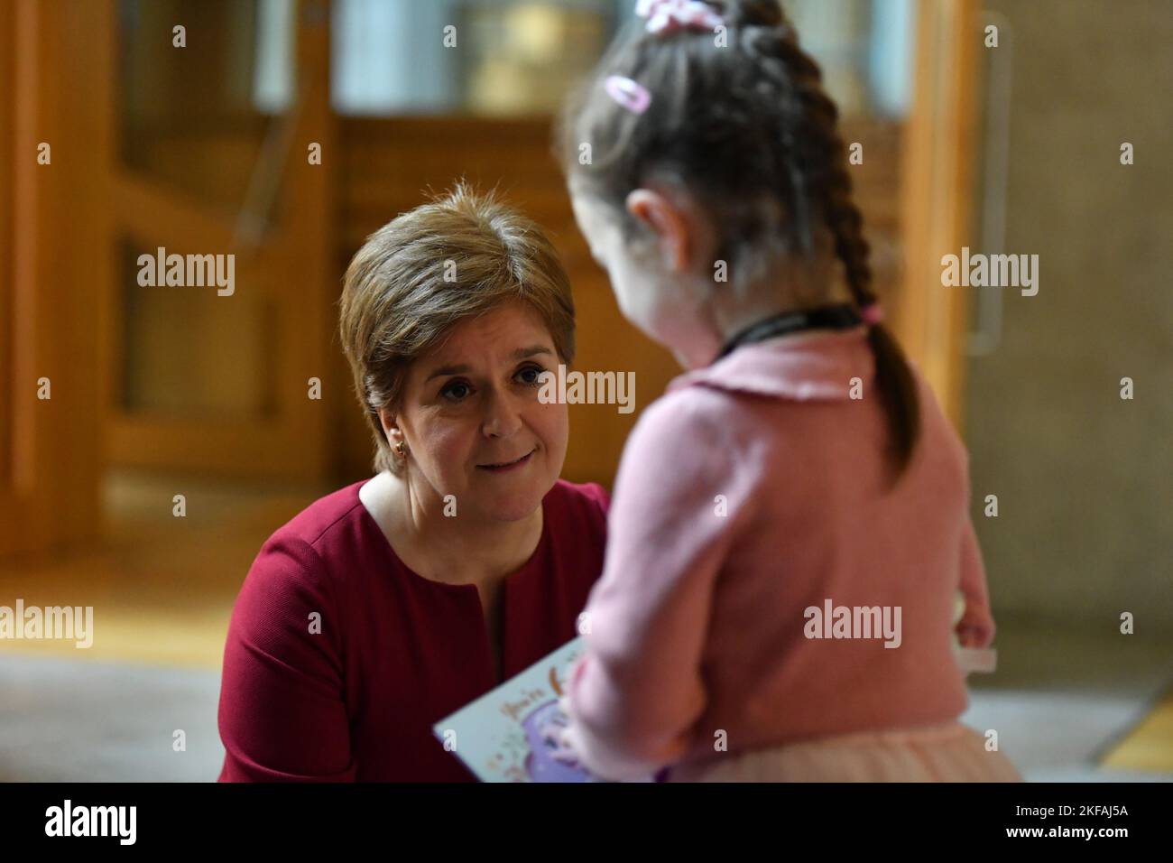 Edimburgo, Scozia, Regno Unito. 17 novembre 2022. NELLA FOTO: AVA, 6 anni, che celebra il suo 6th° compleanno oggi visto incontro visto incontro visto Nicola Sturgeon MSP, primo ministro della Scozia e leader del Partito Nazionale Scozzese (SNP). AVA voleva venire a incontrare nuovamente il primo ministro dopo aver visto il primo ministro durante le elezioni del consiglio a Kirkcaldy trascorrere il pomeriggio con lei durante la campagna elettorale. Scene all'interno della sessione settimanale dei primi Ministri Domande all'interno del Parlamento scozzese a Holyrood. Scene che mostrano prima, durante e dopo FMQ. Credit: Colin D Fisher Foto Stock