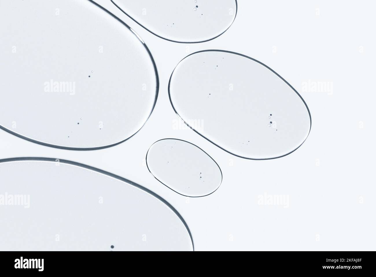 Struttura del gel. Su sfondo bianco. Gel trasparente. Gocce, coda, medicina, fertilizzazione, ricerca laboratorio, gel cosmetico, gel medico Foto Stock