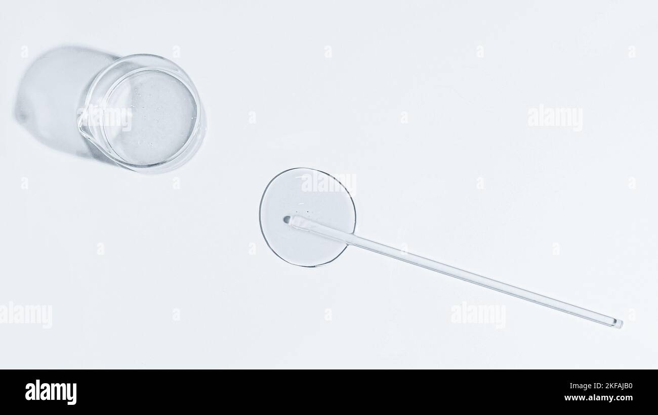 gel, matraccio, vaschetta di cristallizzazione. Laboratorio. Vista dall'alto. Medicina, struttura del gel, bianco, pipetta, campioni, ricerca. Raccolta del materiale. Vetro ba Foto Stock
