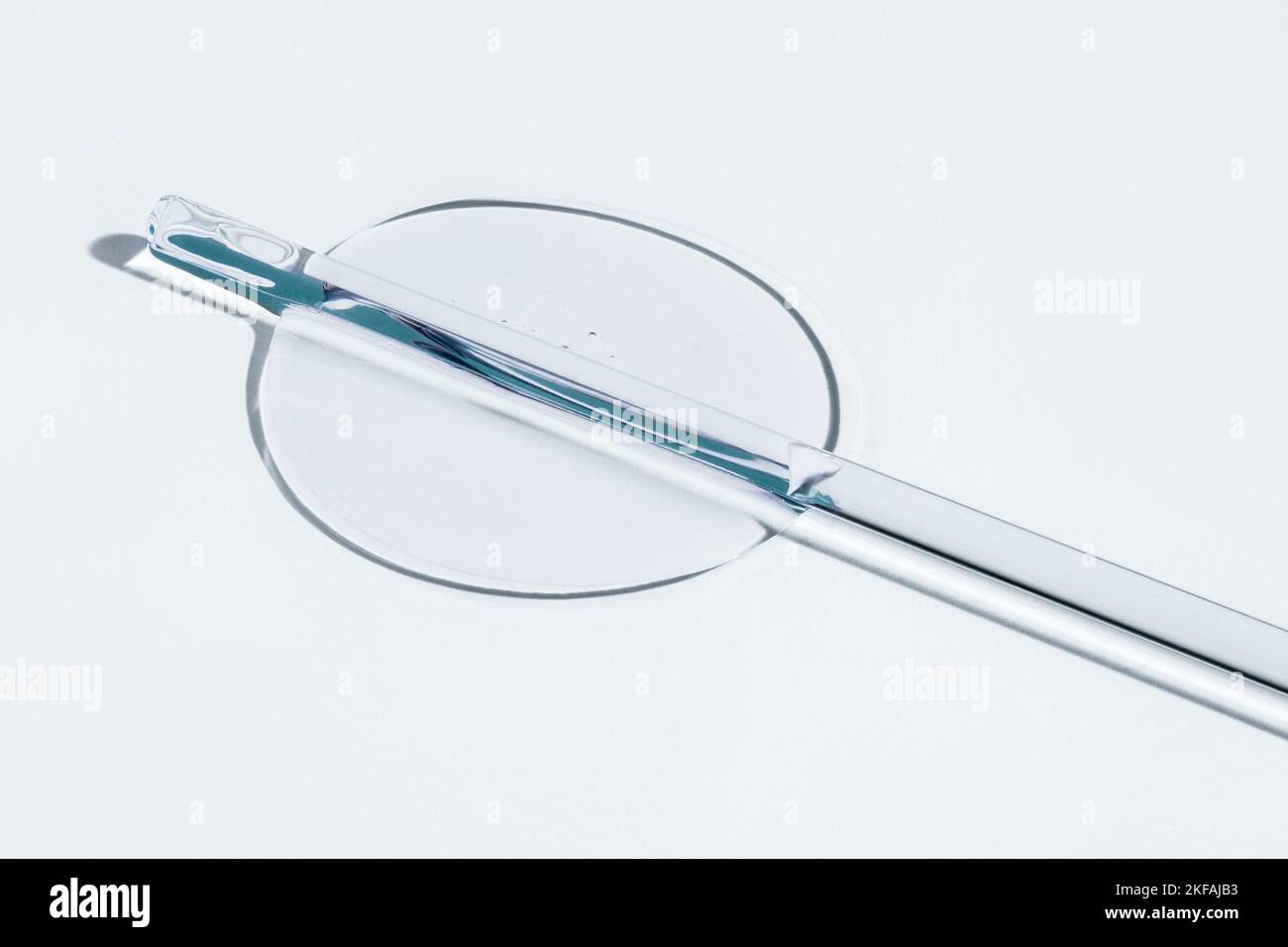 Gel, matraccio, laboratorio. Vista dall'alto. Medicina, struttura del gel, bianco, pipetta, campioni, ricerca. Raccolta del materiale. Baguette di vetro. Foto Stock