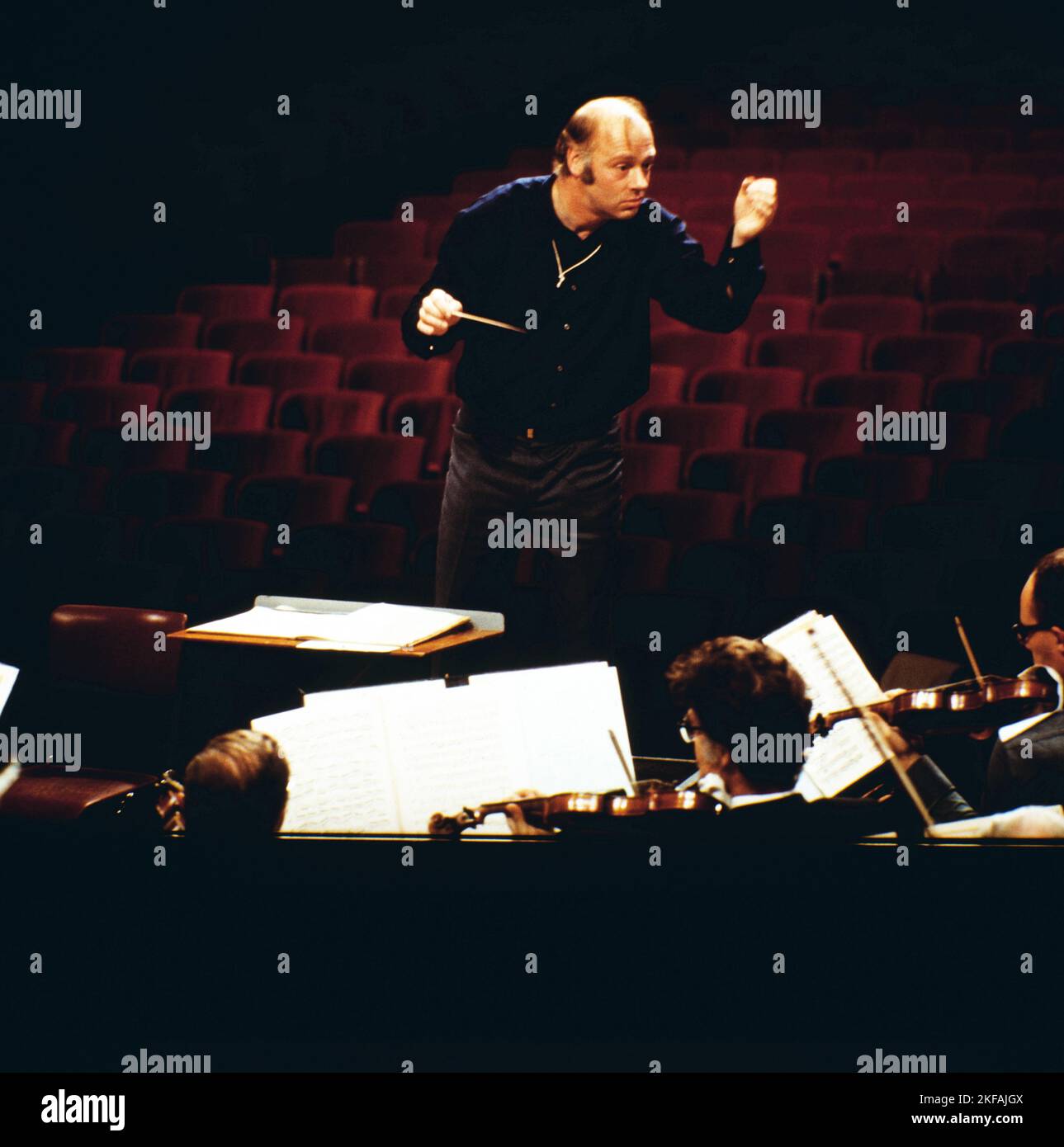 Bernard Haitink, Niederländischer Dirigent, hier bei einer Orchesterprobe, circa 1977. Bernard Haitink, direttore d'orchestra olandese, qui in una prova d'orchestra, circa 1977. Foto Stock
